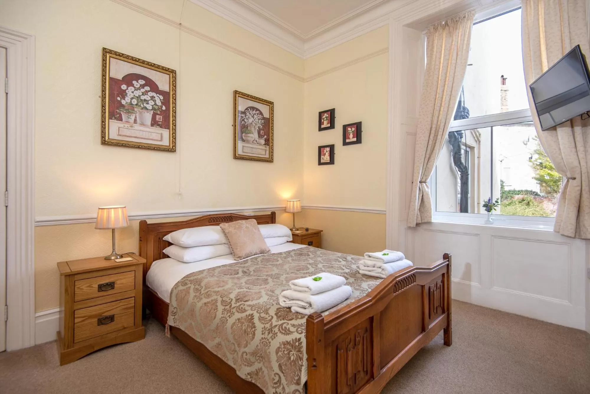 Bed in The Pendennis Guest House