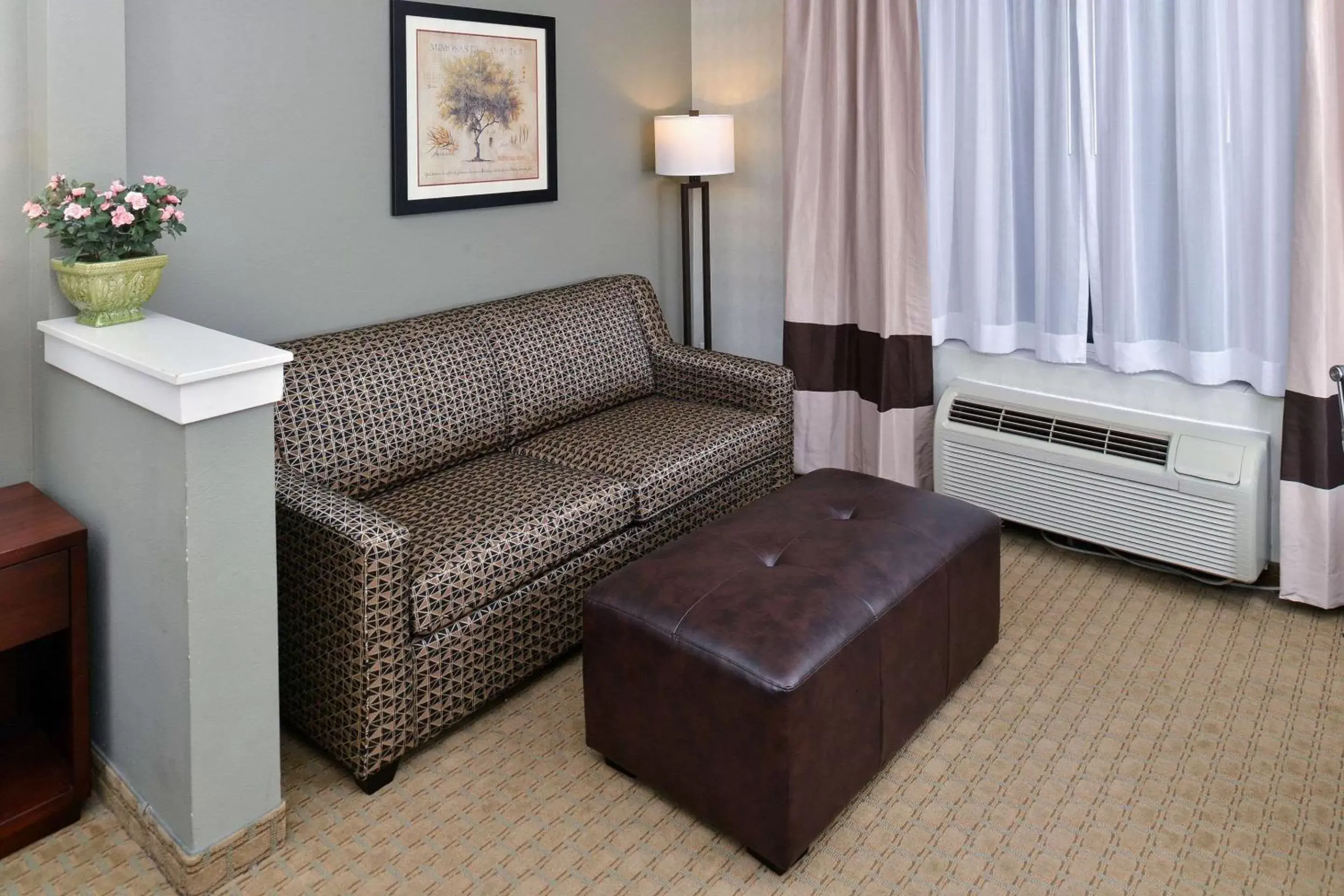 Photo of the whole room, Seating Area in Comfort Suites Airport Tukwila Seattle