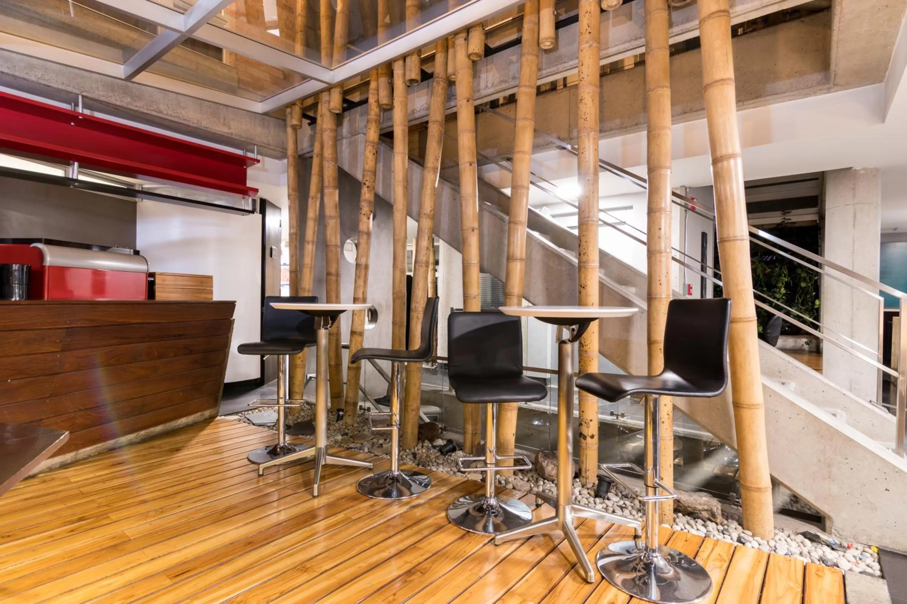 Seating area in Hotel 5 Elementos Corferias by HBP