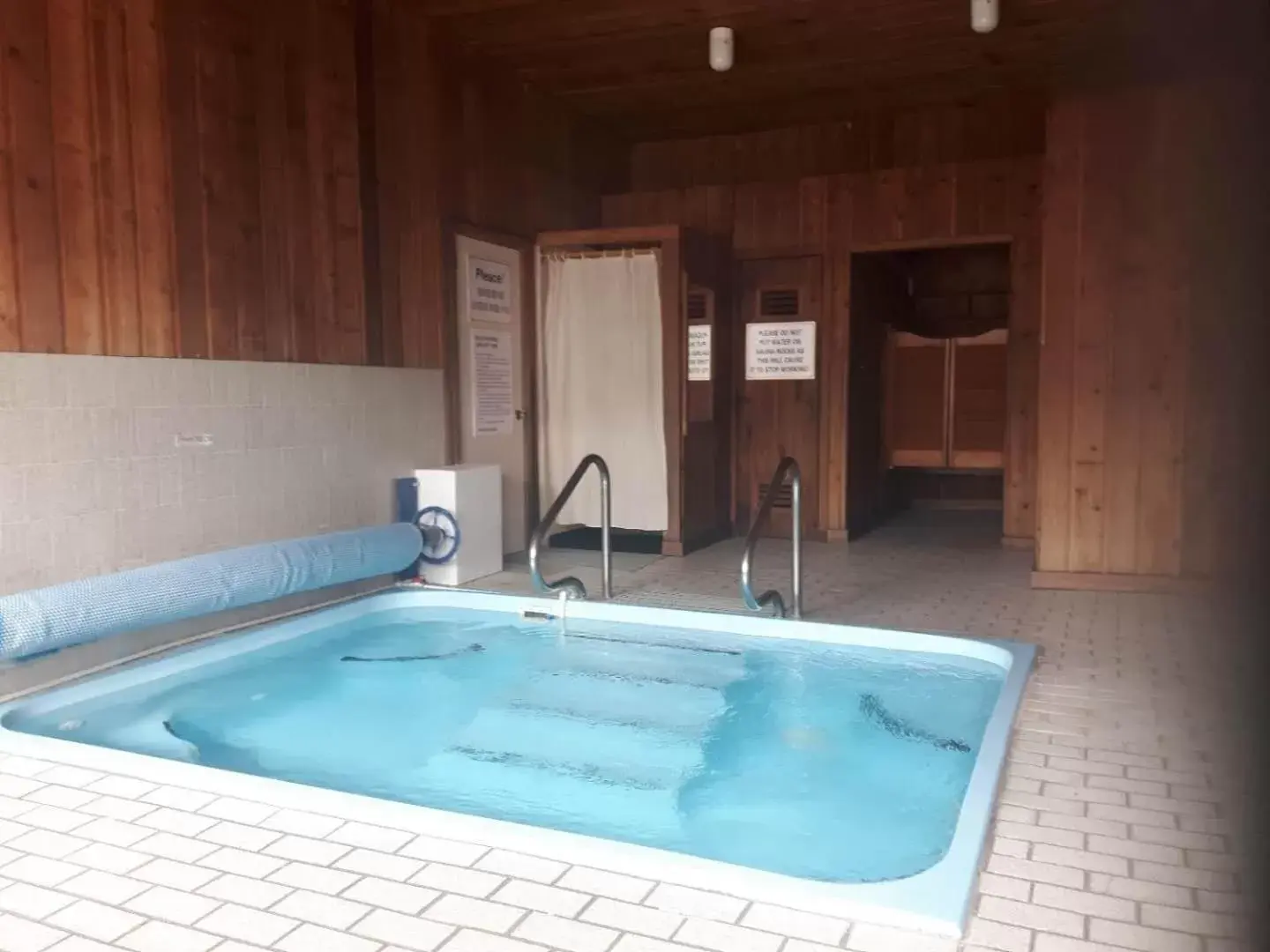 Hot Tub, Swimming Pool in Rondo Motel