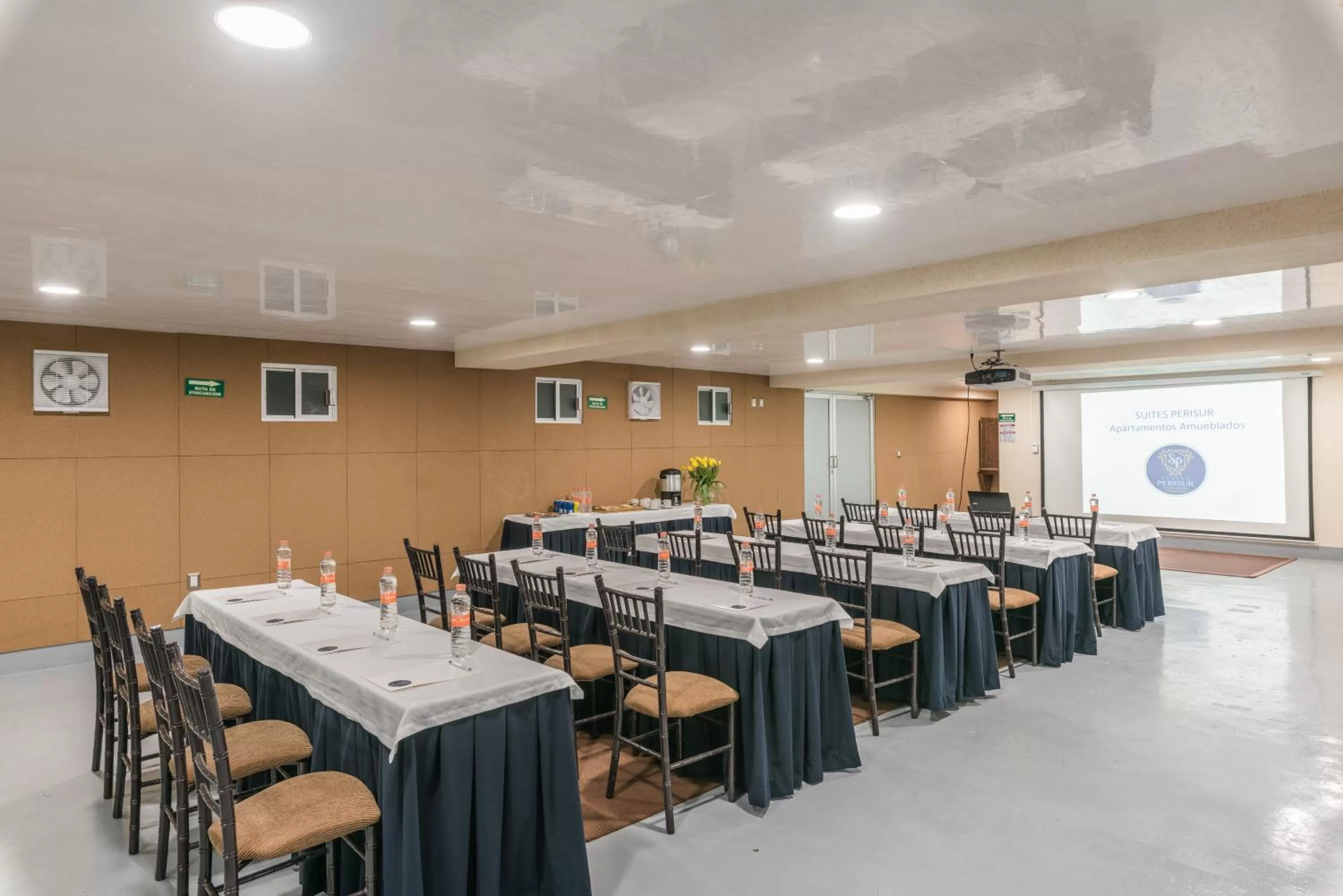 Communal lounge/ TV room in Suites Perisur Apartamentos Amueblados