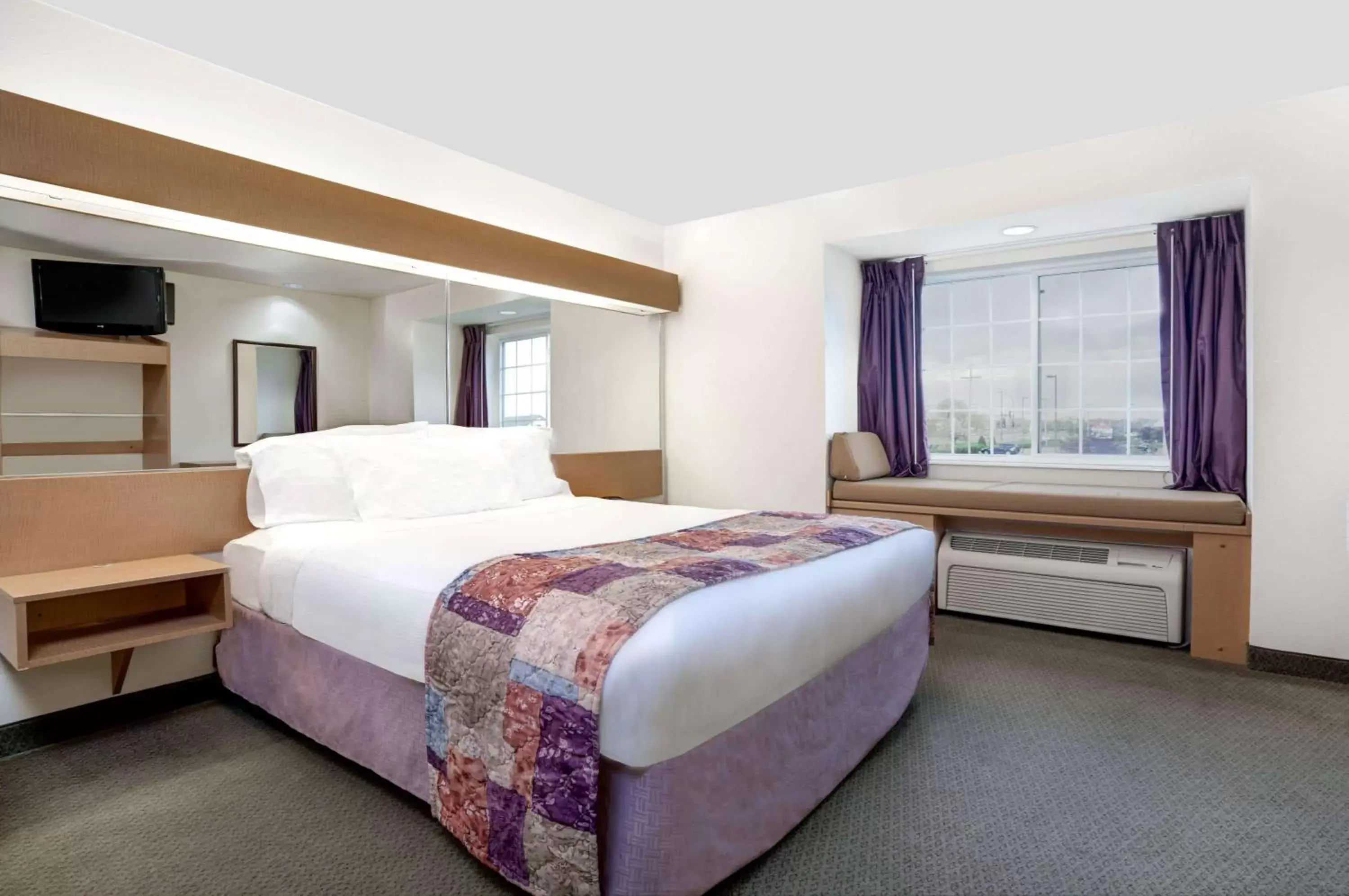 Photo of the whole room, Bed in Microtel Inn & Suites by Wyndham Mankato