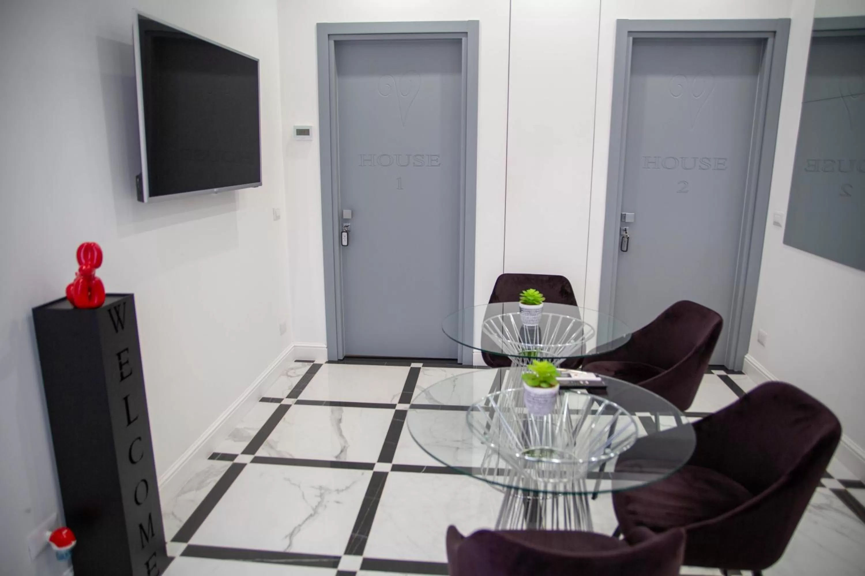 Communal lounge/ TV room, TV/Entertainment Center in Vhouse Fiumicino