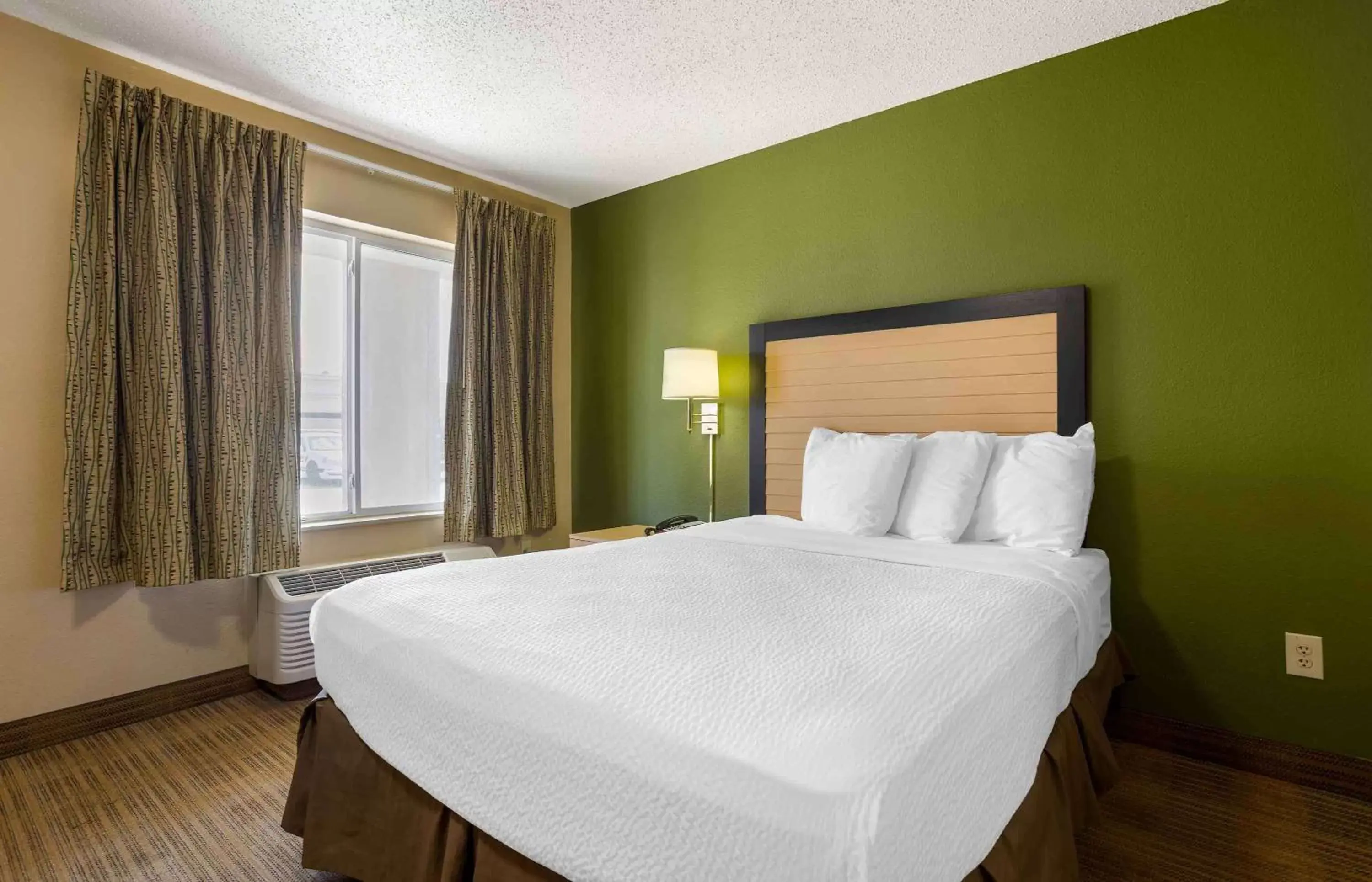 Bedroom, Bed in Extended Stay America Suites - Houston - The Woodlands