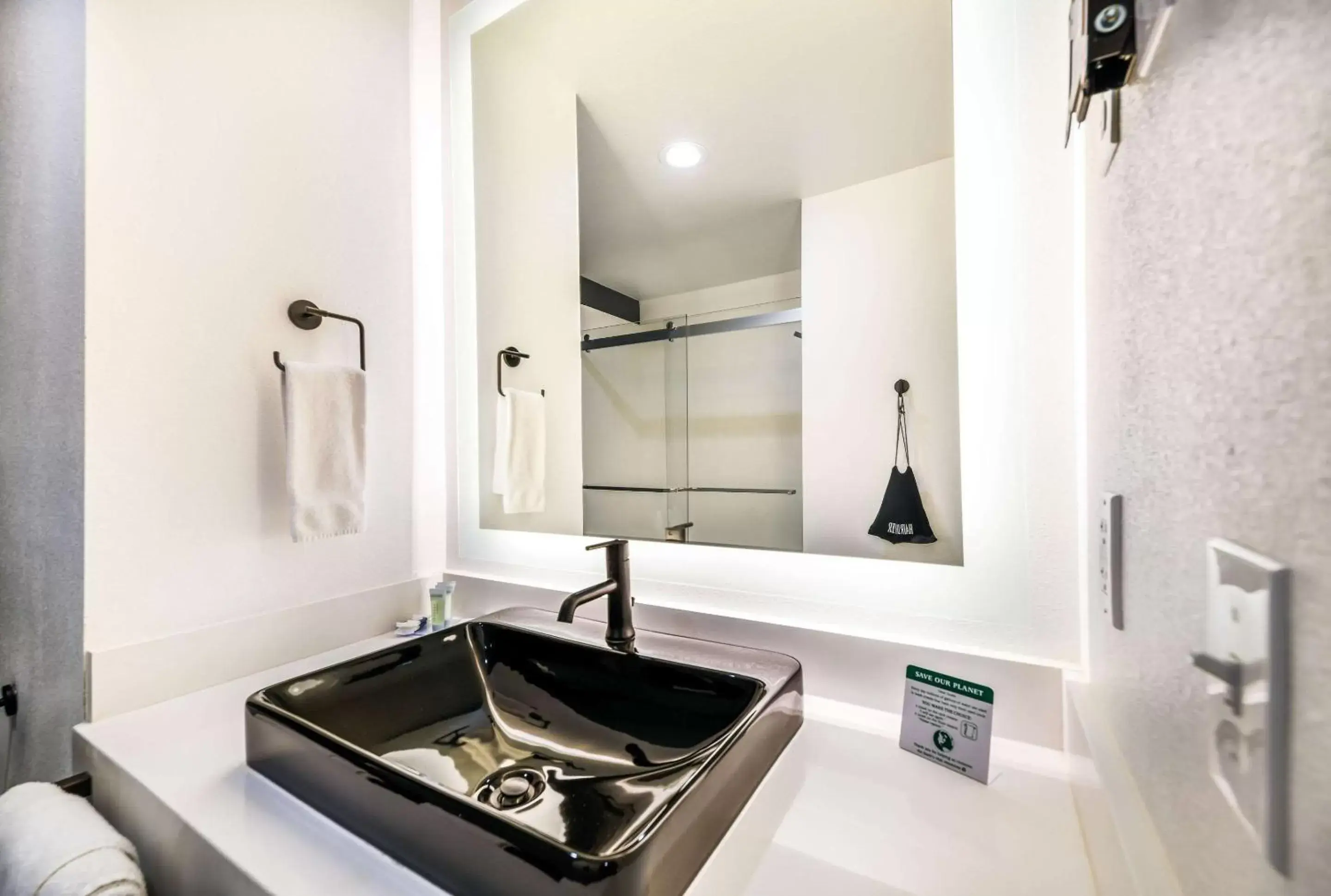 Bathroom in Hy-Lo Hotel, Ascend Hotel Collection