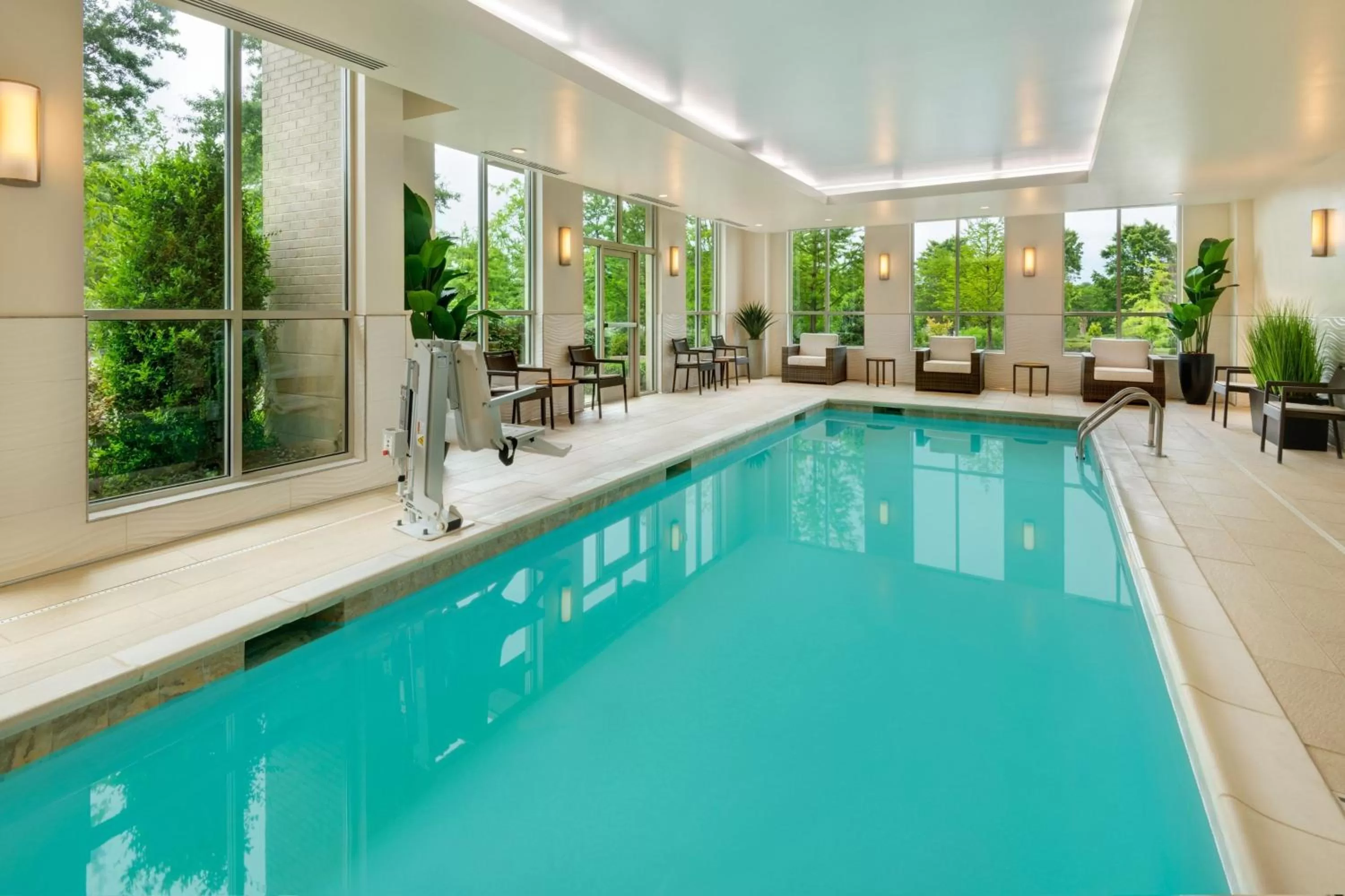 Swimming pool in Courtyard by Marriott Atlanta Alpharetta/Avalon Area