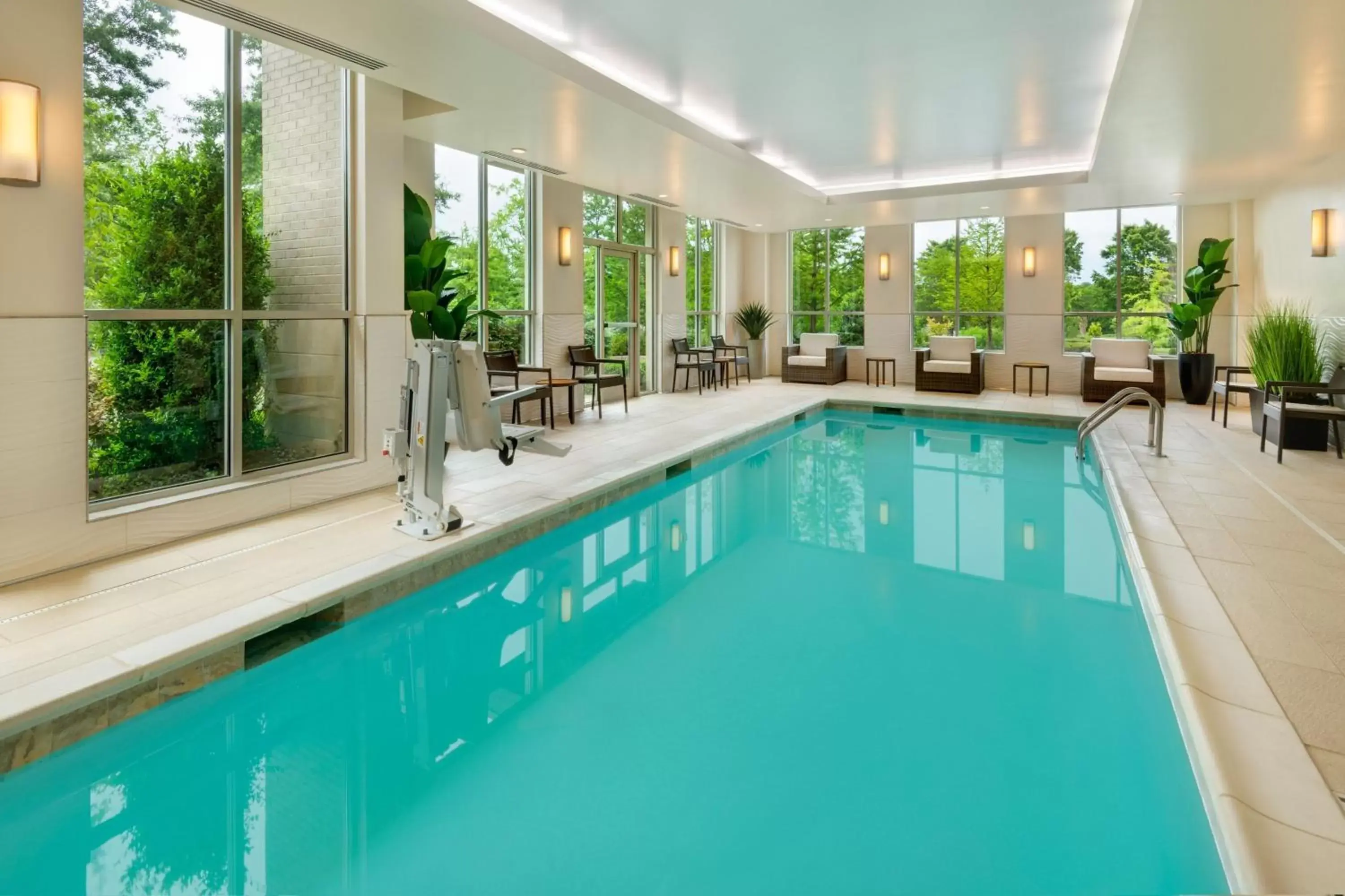 Swimming Pool in Courtyard by Marriott Atlanta Alpharetta/Avalon Area