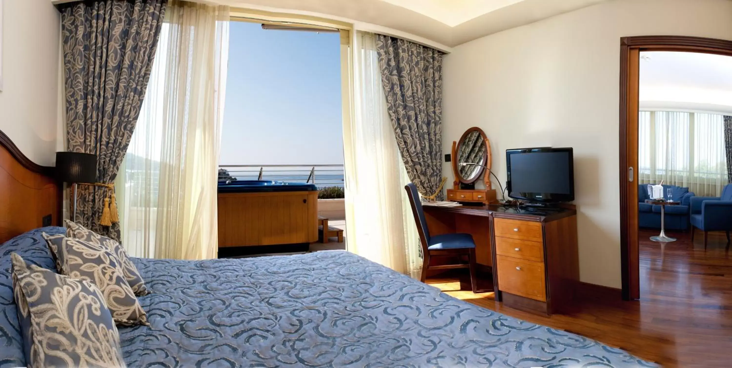 Deluxe Suite with Terrace and Sea View in Boutique Hotel More