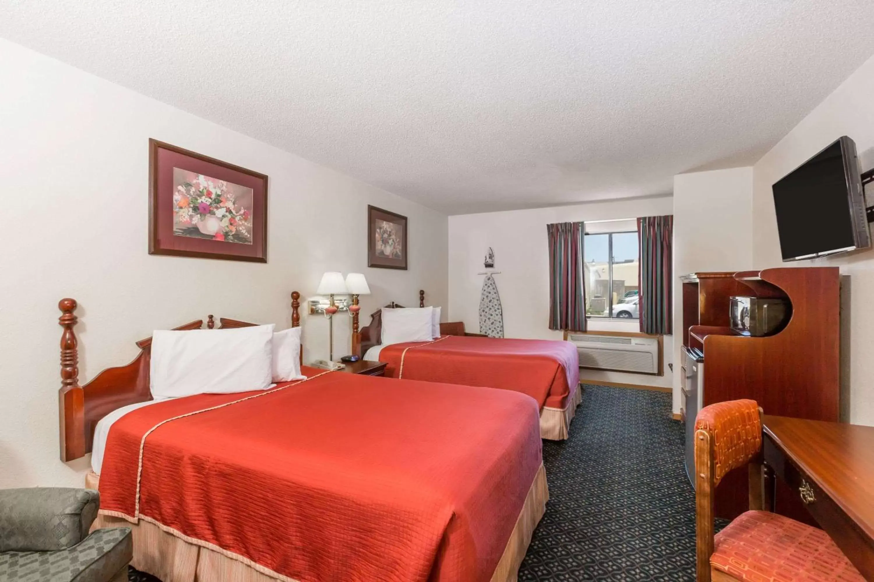 Bedroom in Howard Johnson by Wyndham Wichita Airport