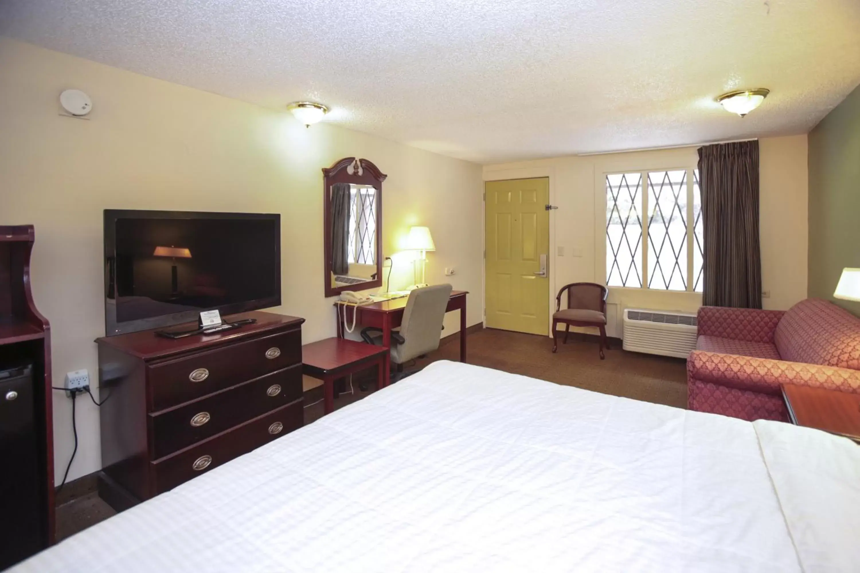 Bedroom, TV/Entertainment Center in Knights Inn - Battle Creek