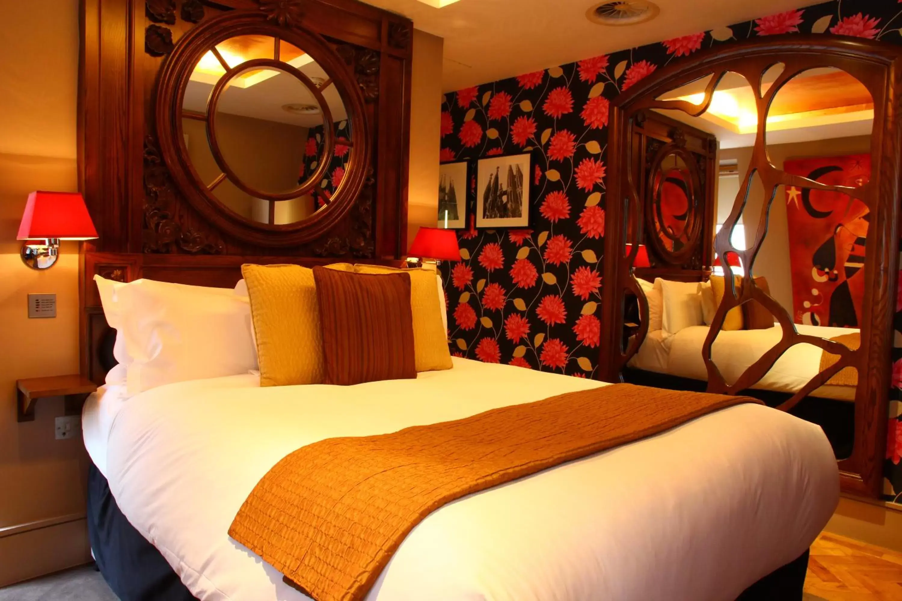 Bed in Le Monde Hotel