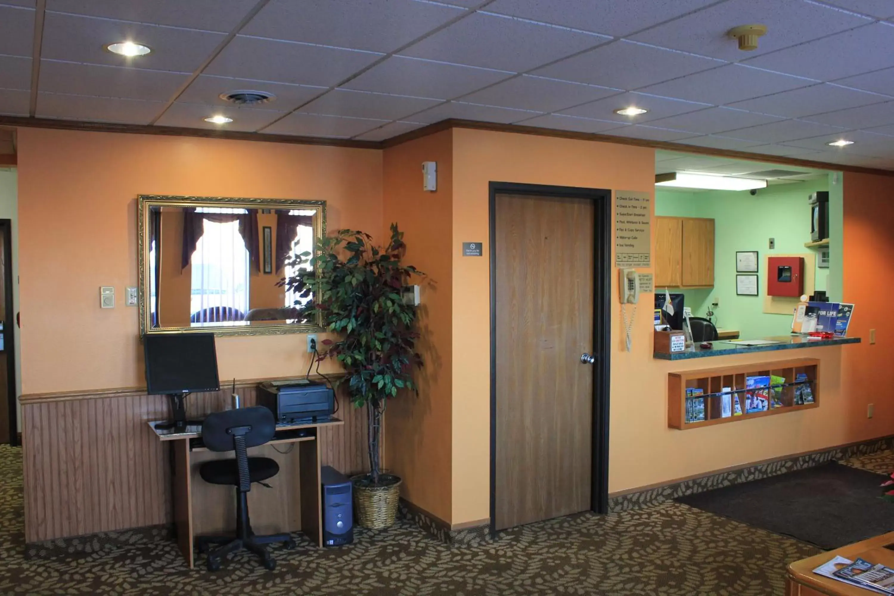 Lobby/Reception in Super 8 by Wyndham Antigo