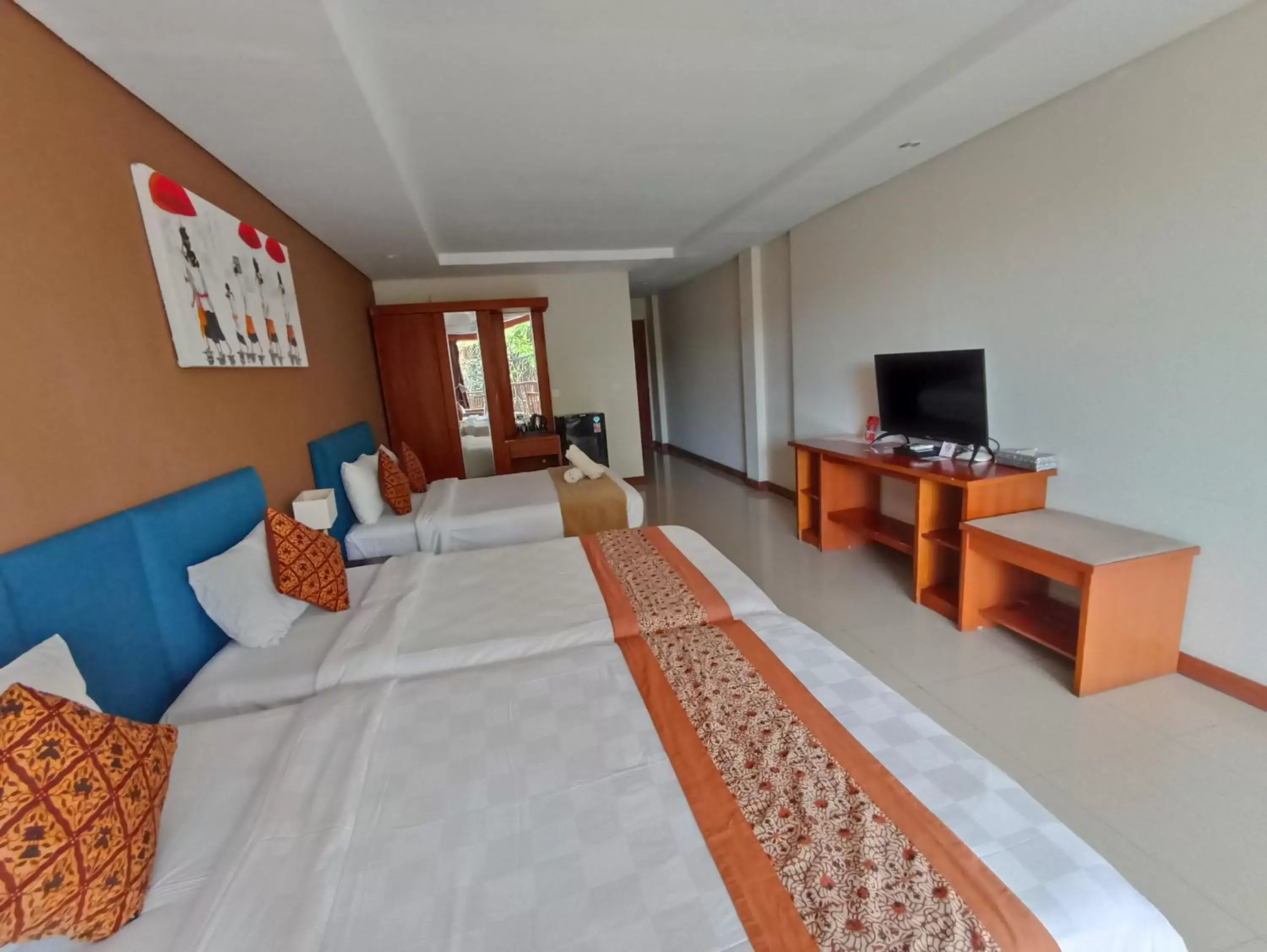 Bed, TV/Entertainment Center in Abian Harmony Hotel