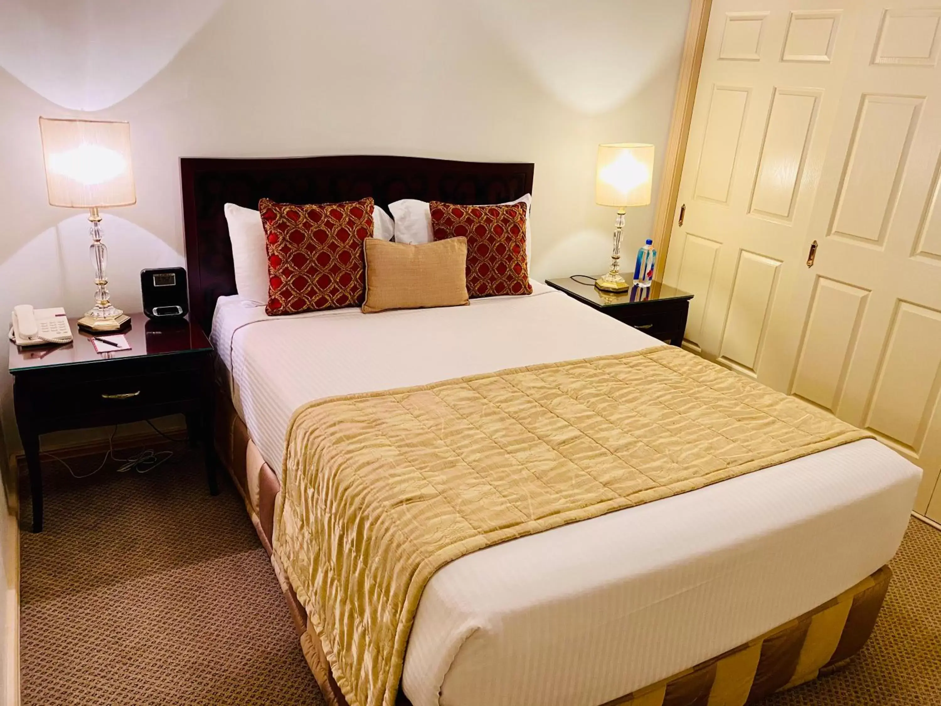 Bedroom, Bed in Royal Albert Hotel