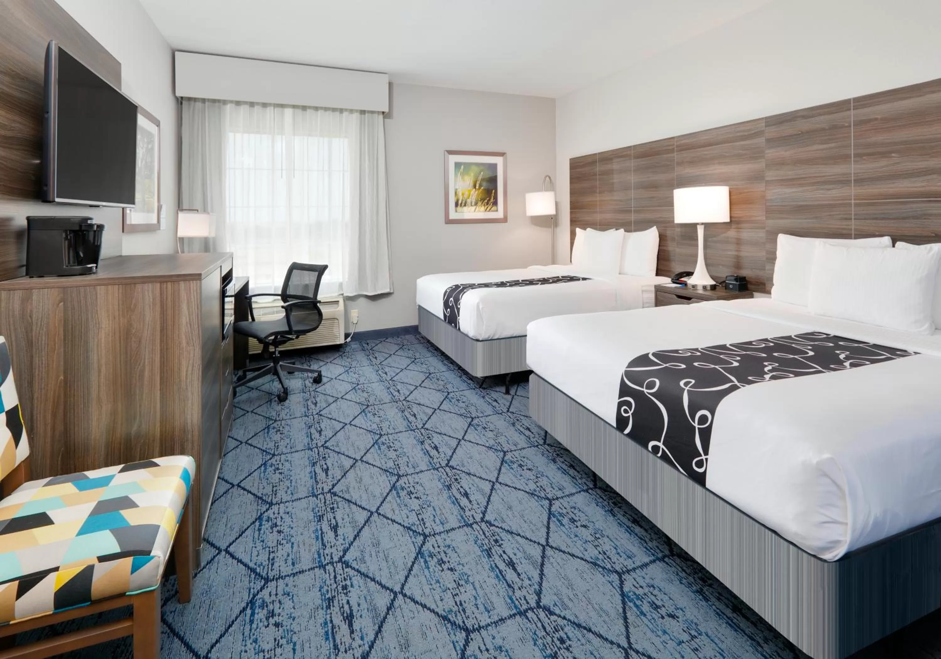 Photo of the whole room, Bed in La Quinta by Wyndham Denton - University Drive