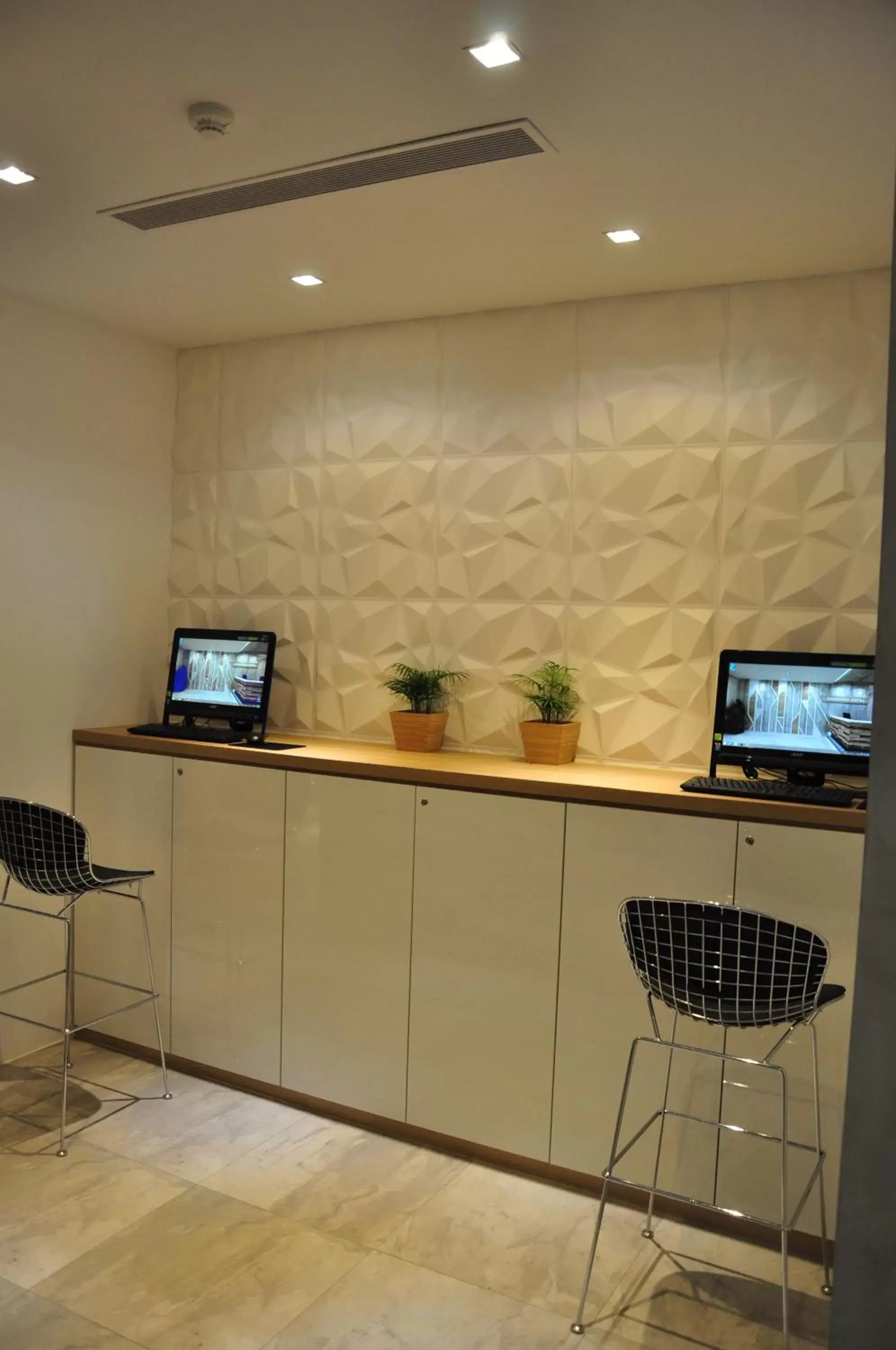 Business facilities, TV/Entertainment Center in Champion Hotel
