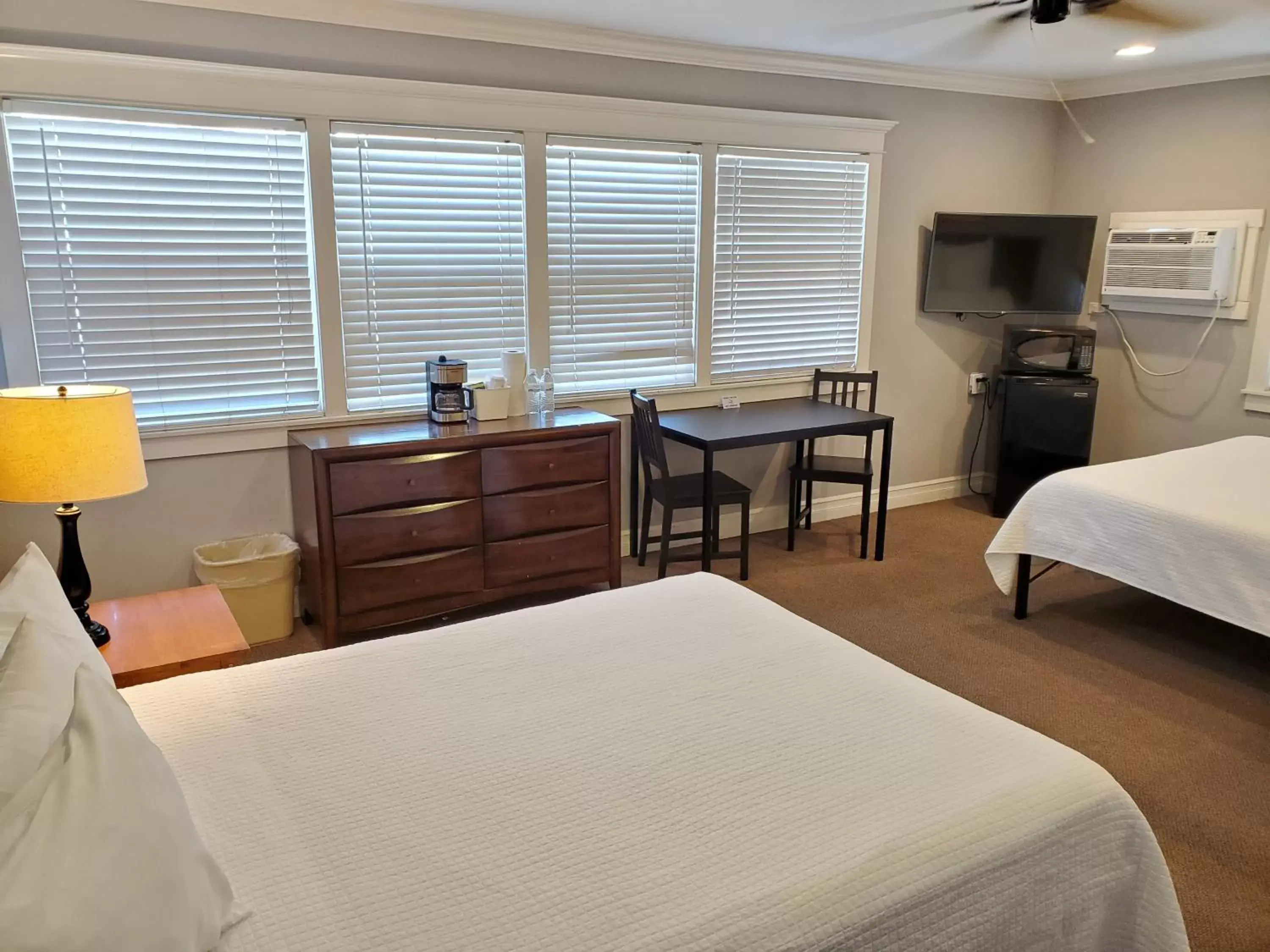 Bed in Coronado Island Inn