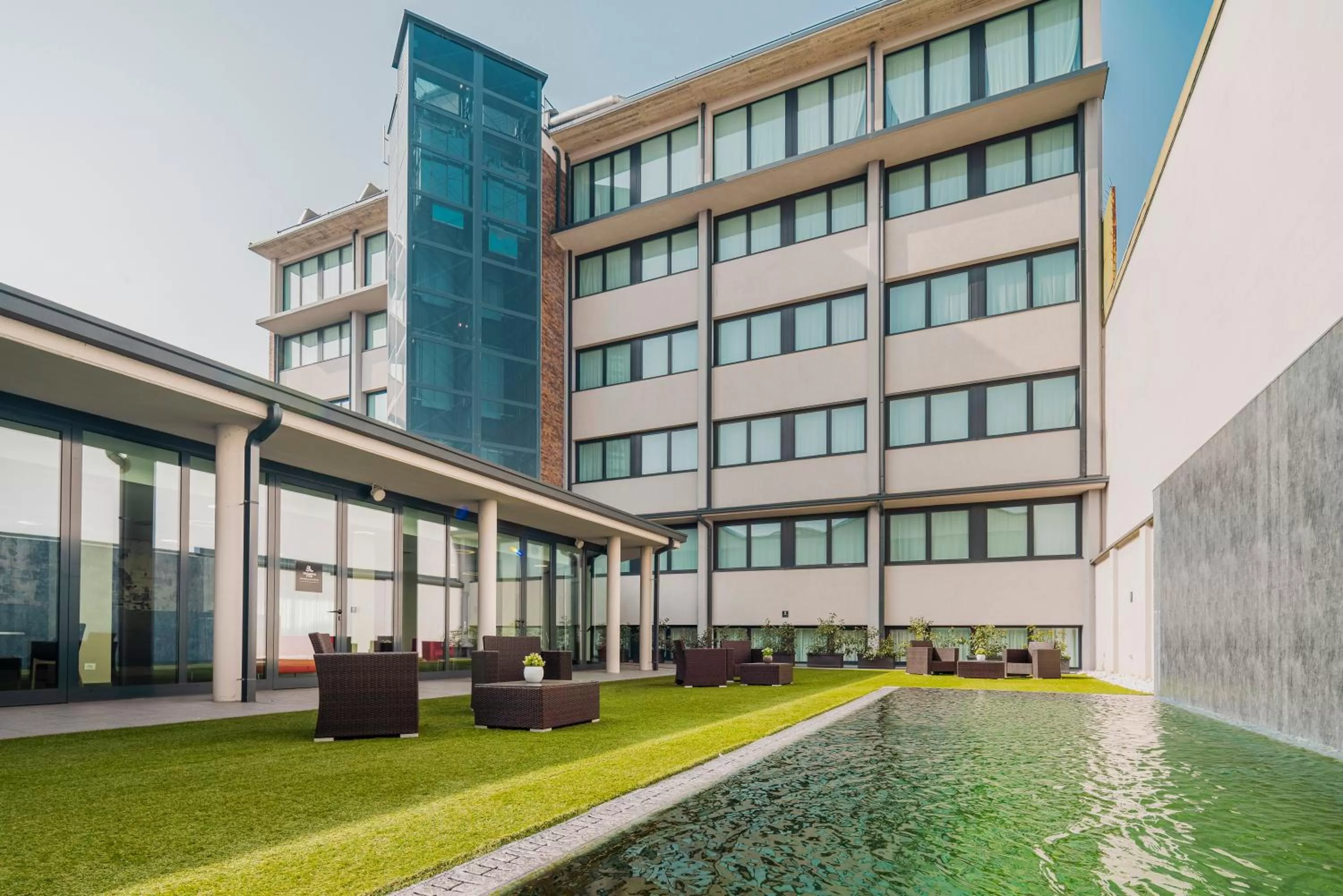 Swimming pool in Fasthotel Linate