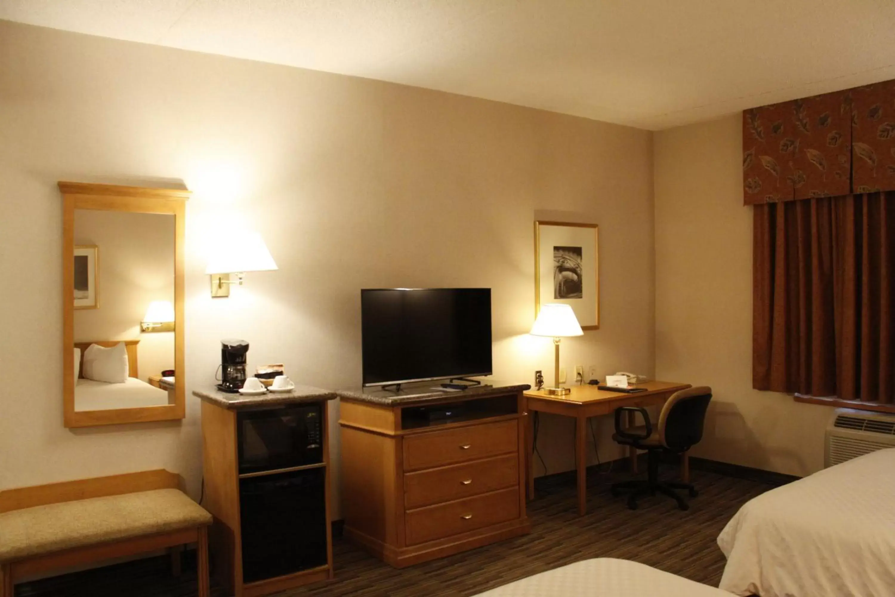 TV/Entertainment Center in Humphry Inn And Suites
