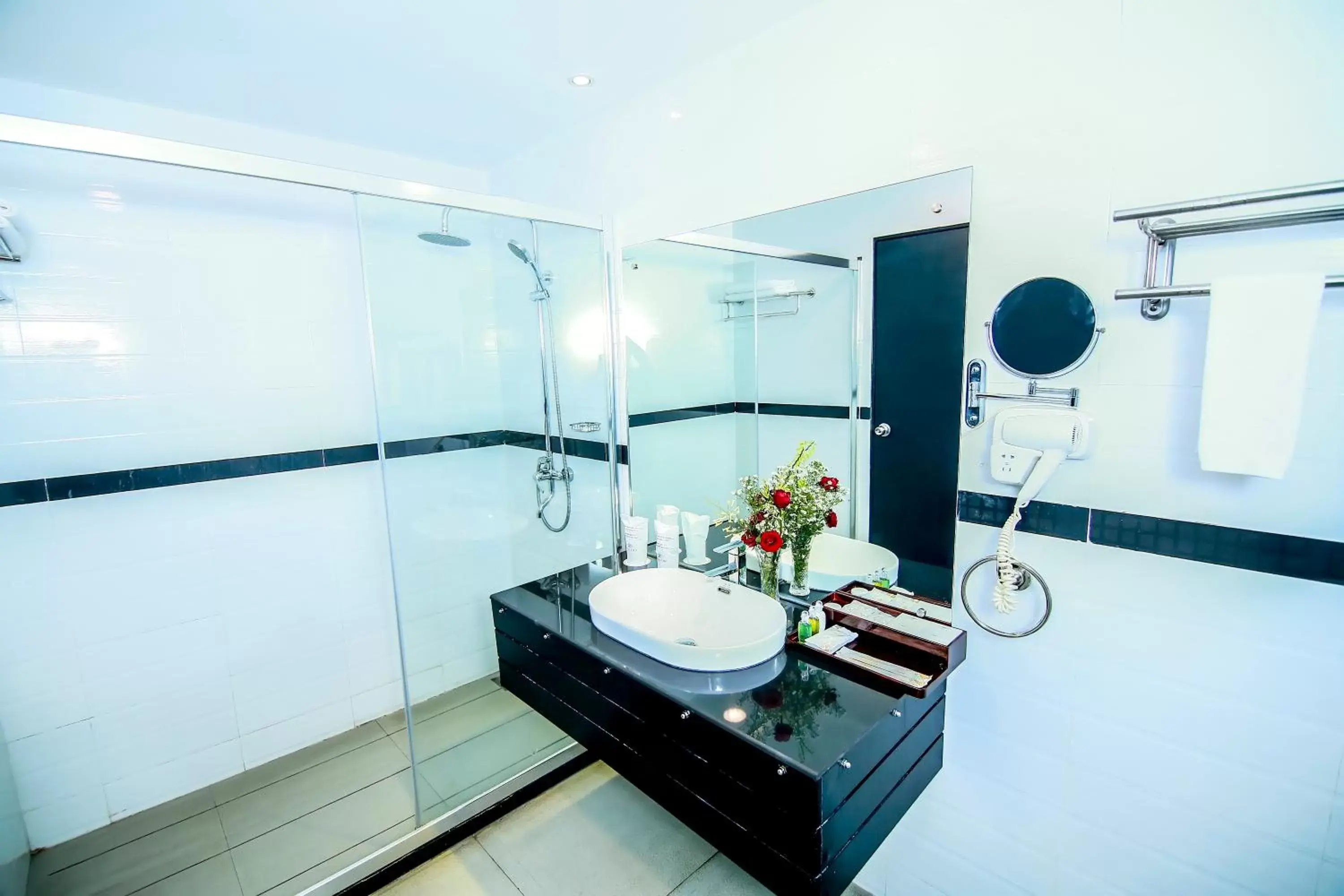 Toilet, Bathroom in The Covanro Airport Hotel - Katunayake