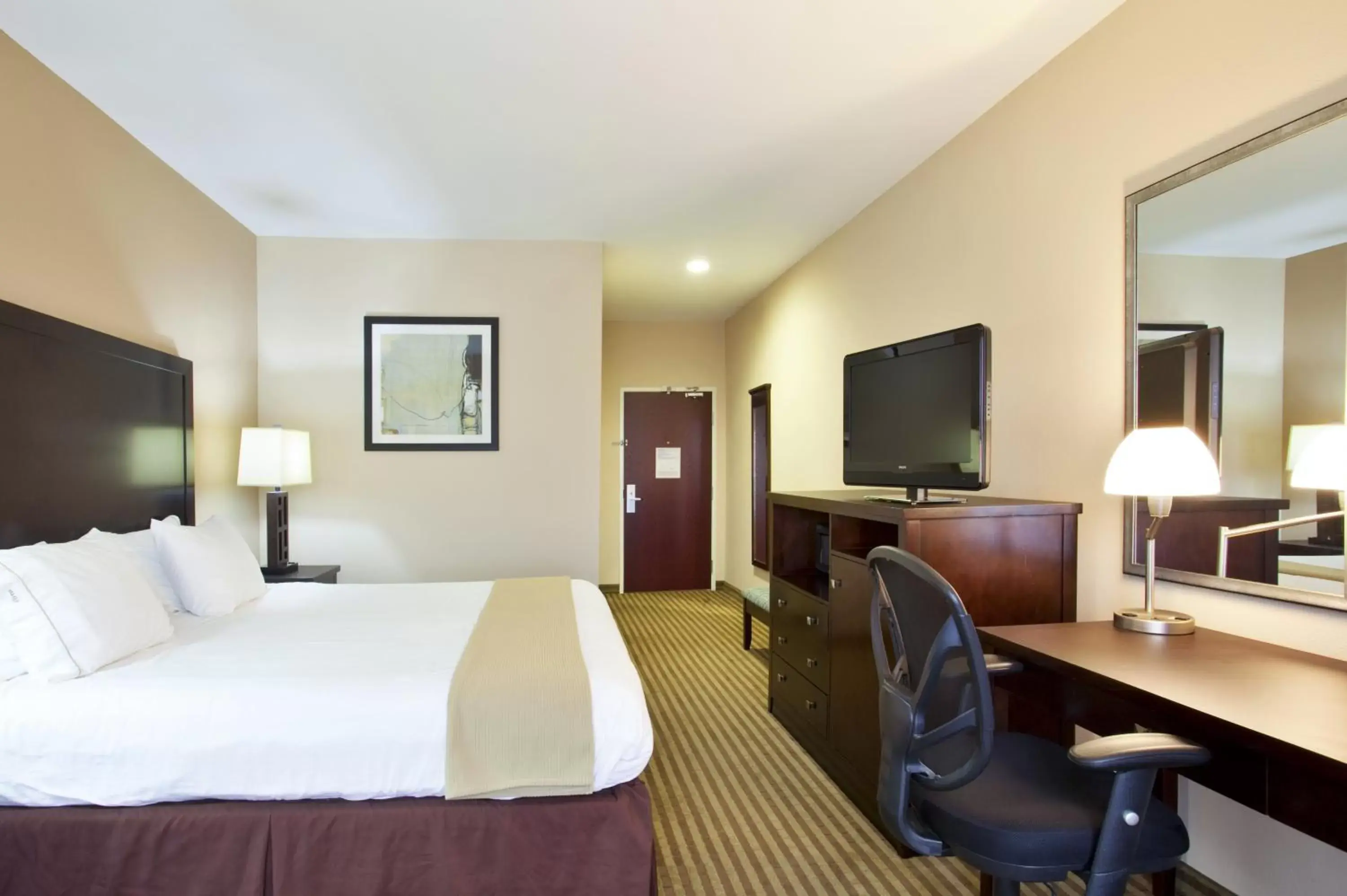 Photo of the whole room, TV/Entertainment Center in Holiday Inn Express Le Roy, an IHG Hotel