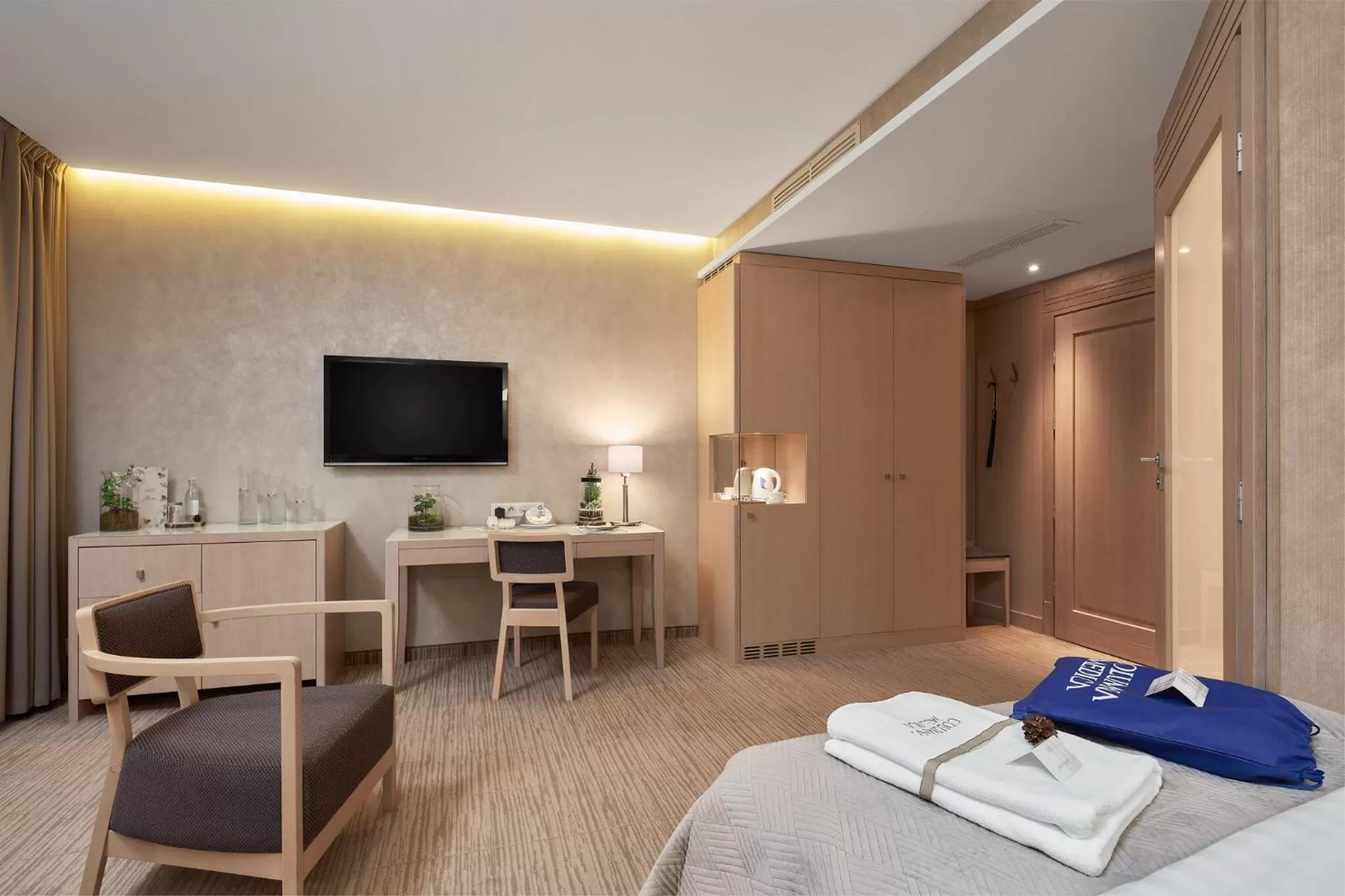 Photo of the whole room, Bed in Columna Medica