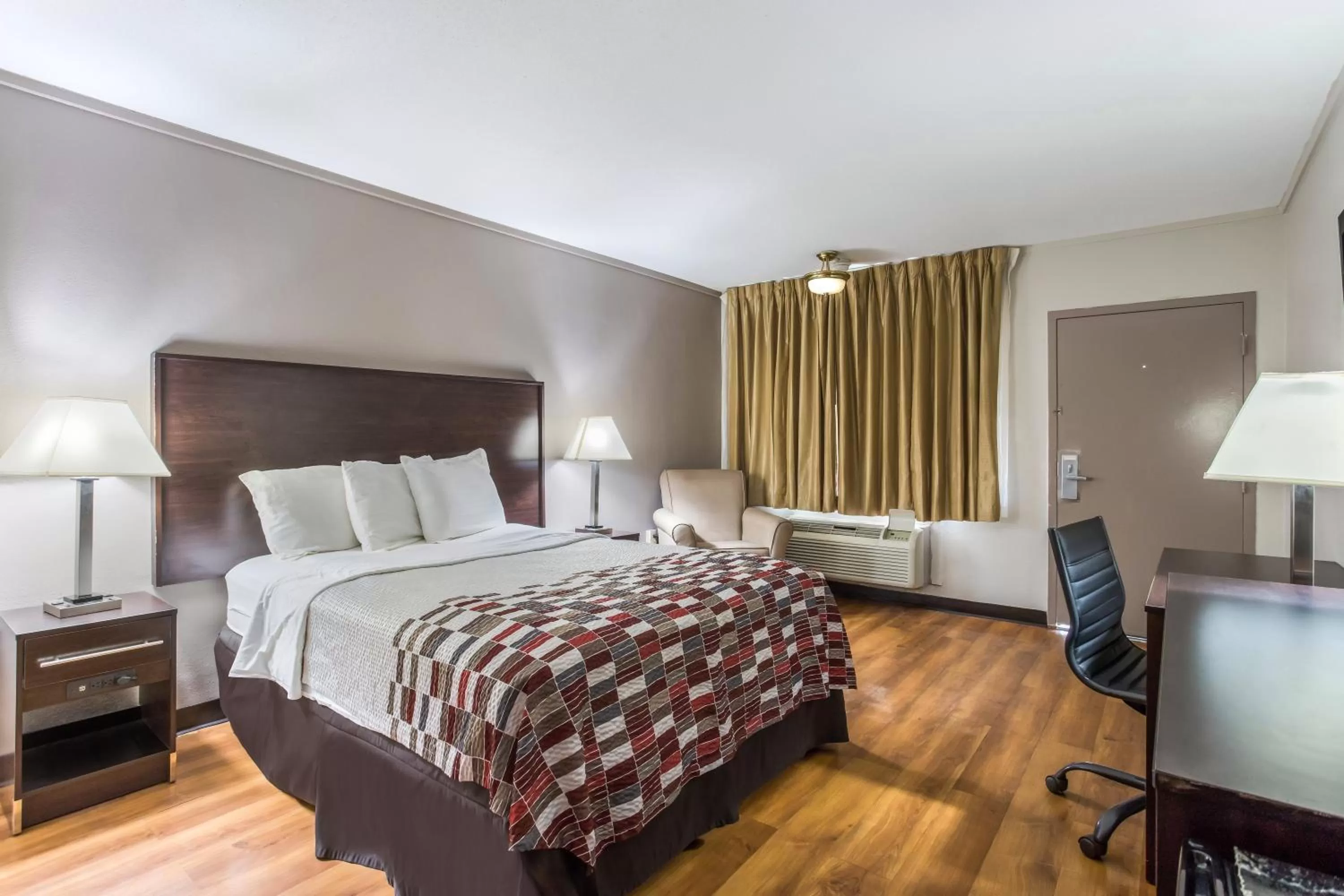 Photo of the whole room in Red Roof Inn Meridian