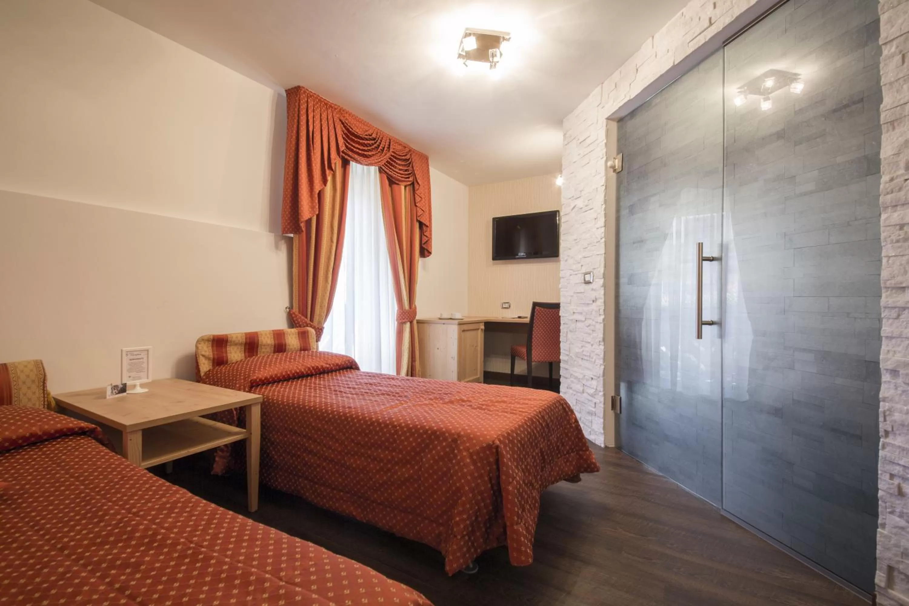 Living room, Bed in Hotel Touring