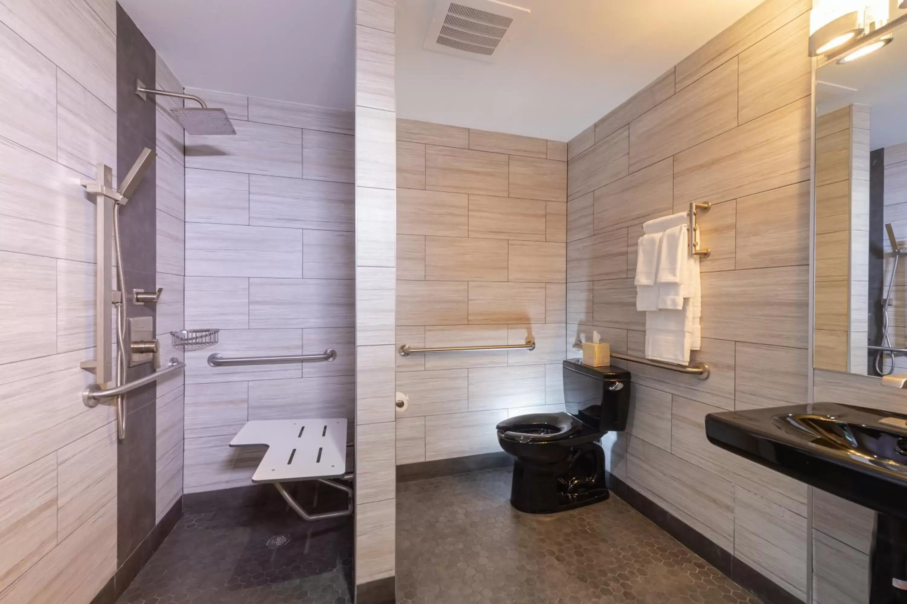 Shower, Bathroom in Kent Hotel