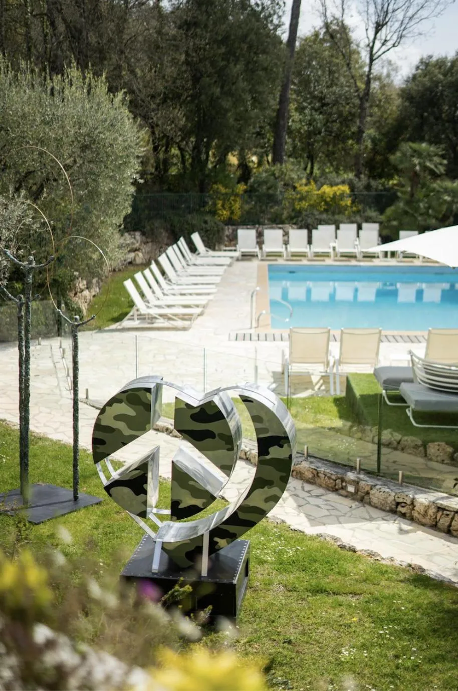 Pool view in Hotel Restaurant La Vague de Saint Paul