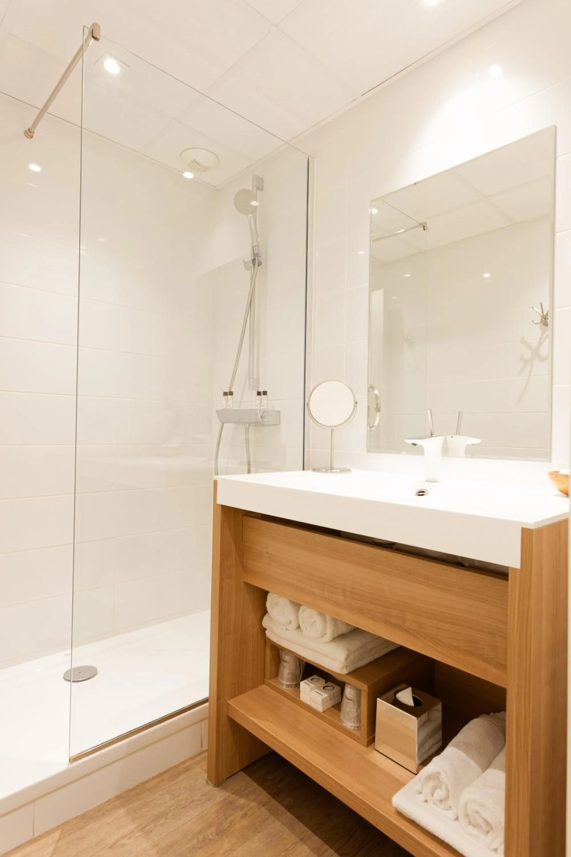 Shower in The Originals Boutique, Hôtel Neptune, Montpellier Sud