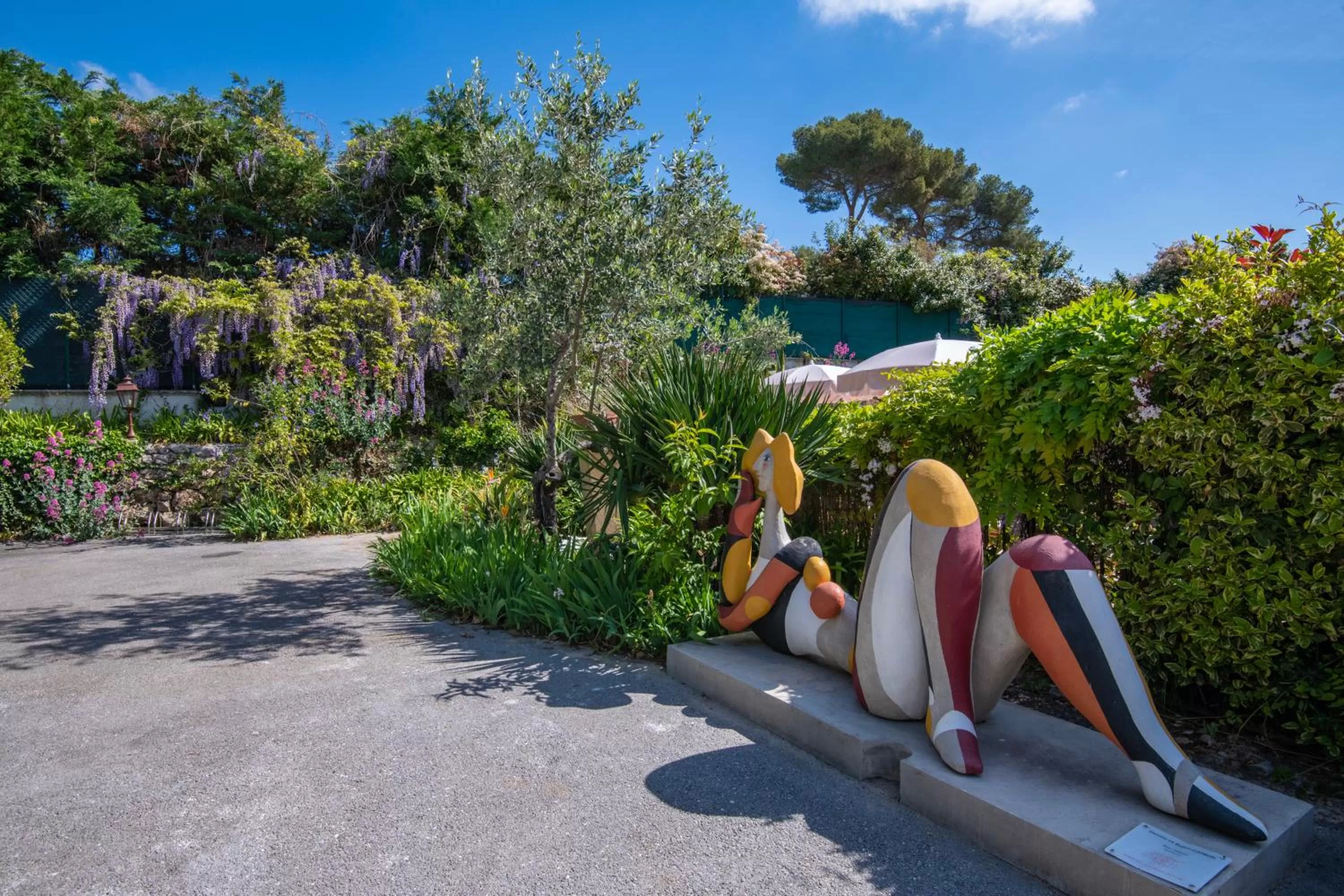 Garden view in Hotel Les Messugues