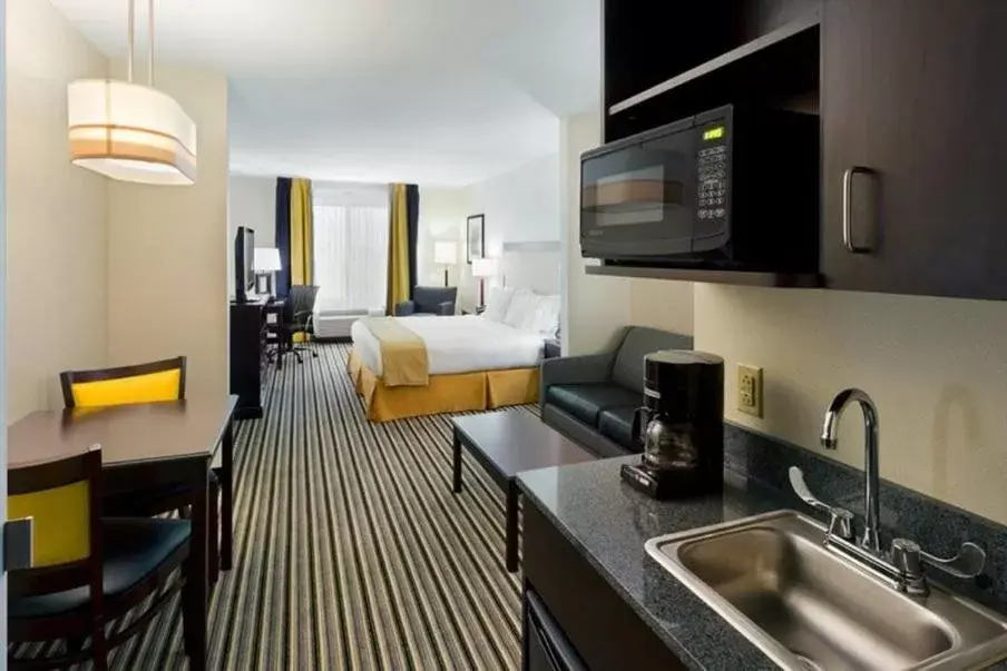 Photo of the whole room, Kitchen/Kitchenette in Holiday Inn Express and Suites Batavia, an IHG Hotel