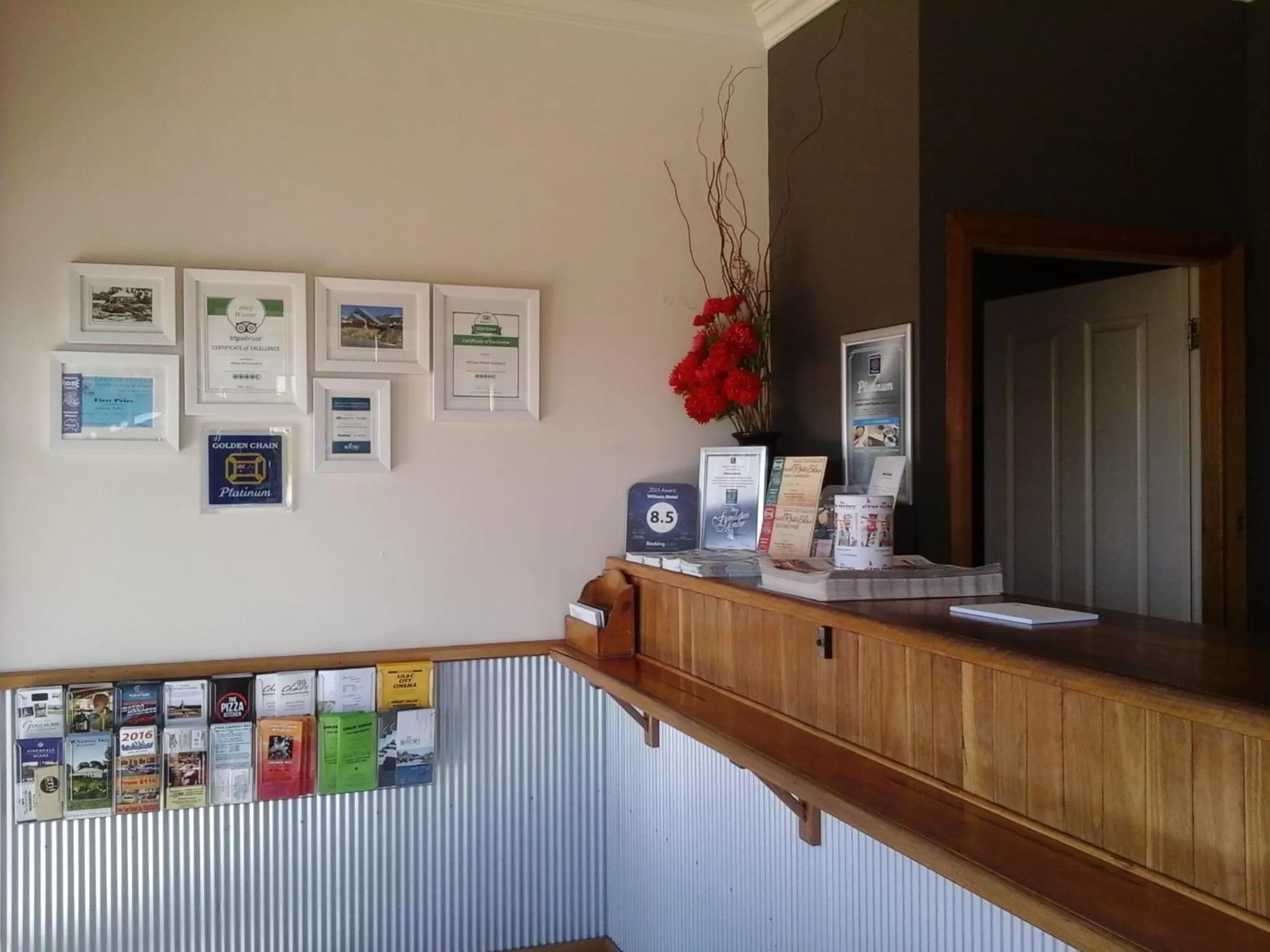 Lobby or reception in Willows Motel