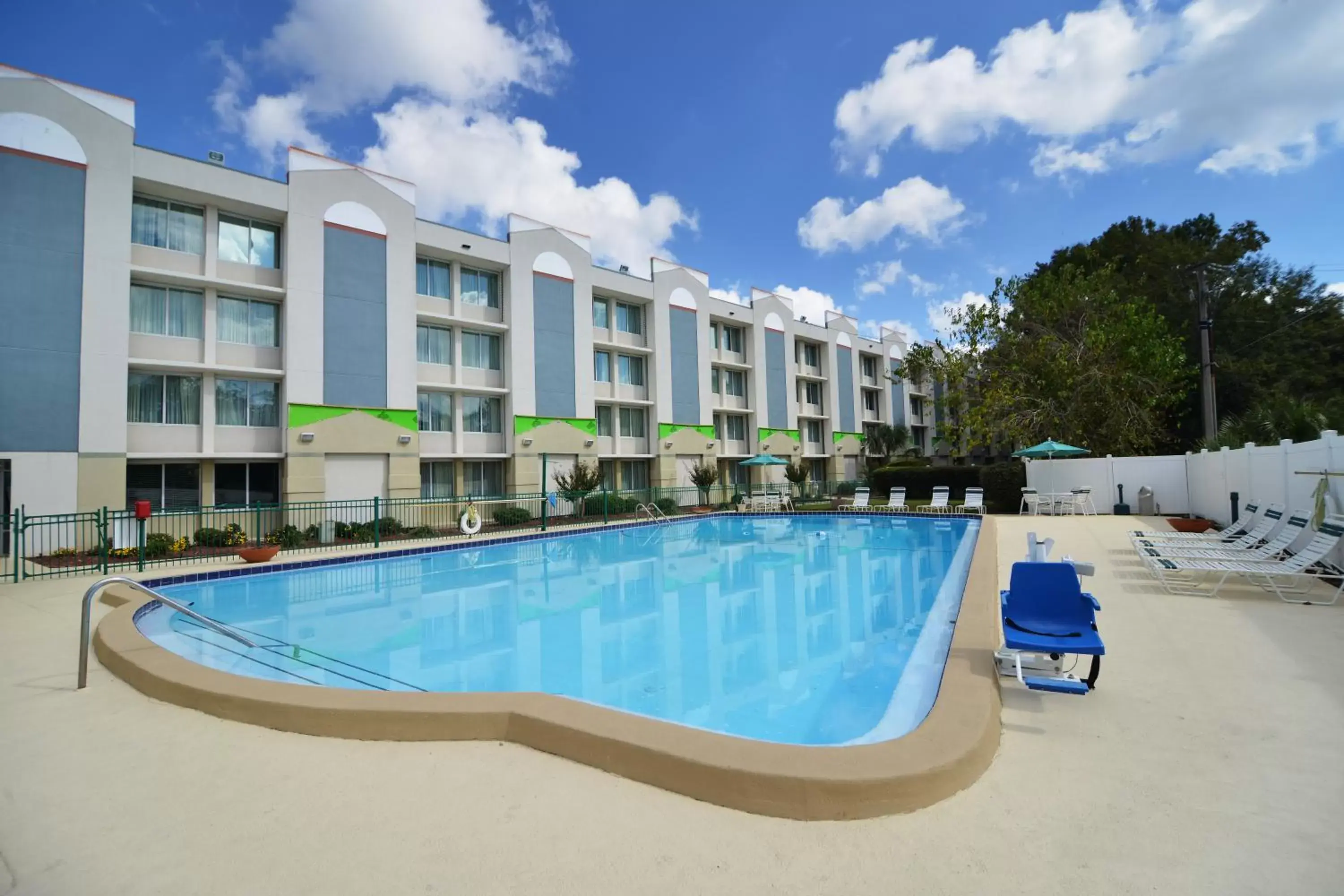 Swimming pool, Property Building in Wyndham Garden Tallahassee Capitol Near FSU