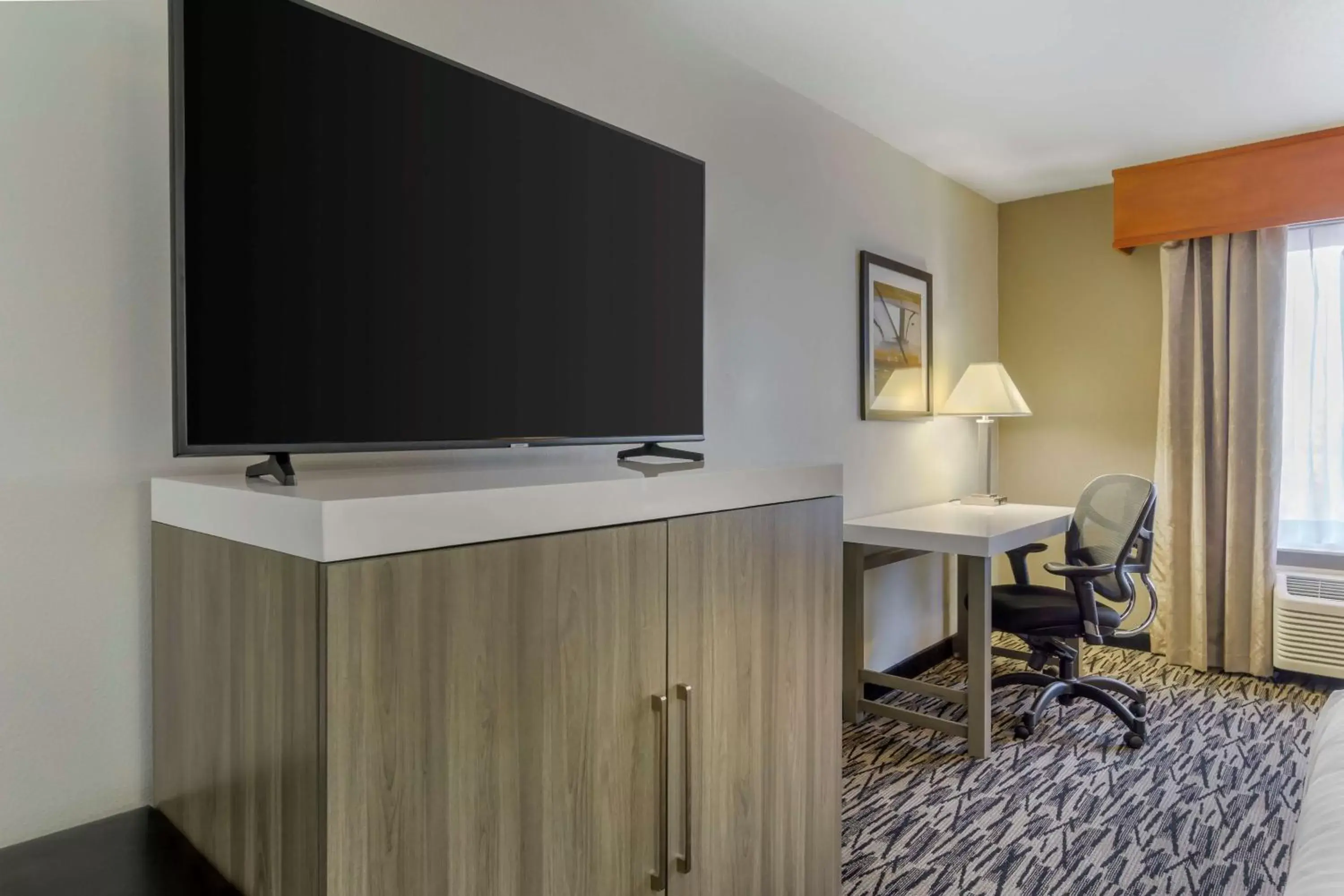 Bedroom, TV/Entertainment Center in Best Western PLUS Mountain View Auburn Inn