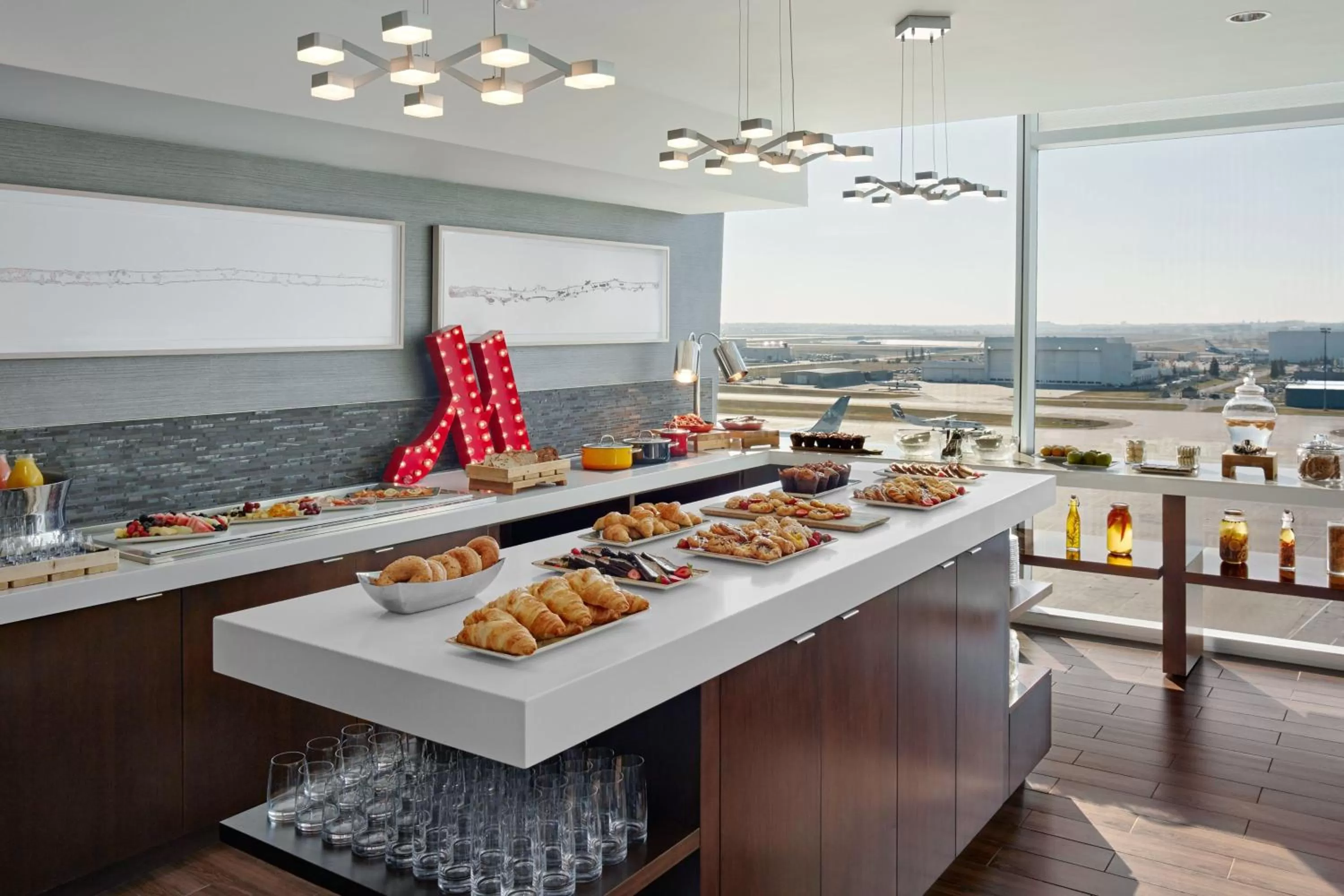 Lounge or bar in Calgary Airport Marriott In-Terminal Hotel