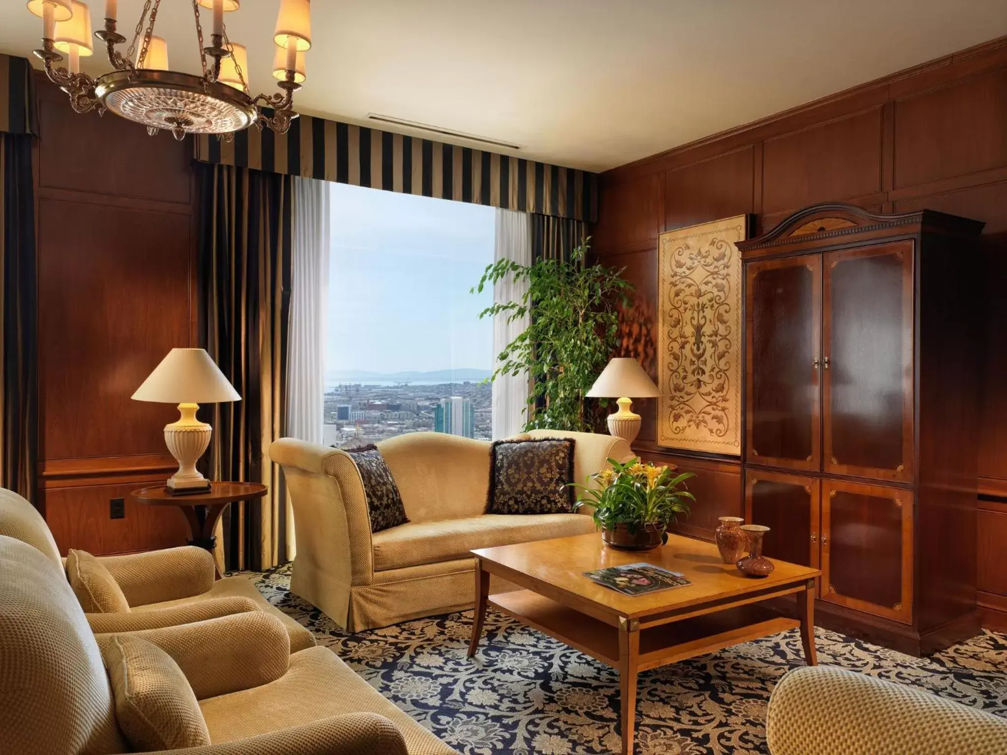 Photo of the whole room, Seating Area in InterContinental Mark Hopkins San Francisco, an IHG Hotel