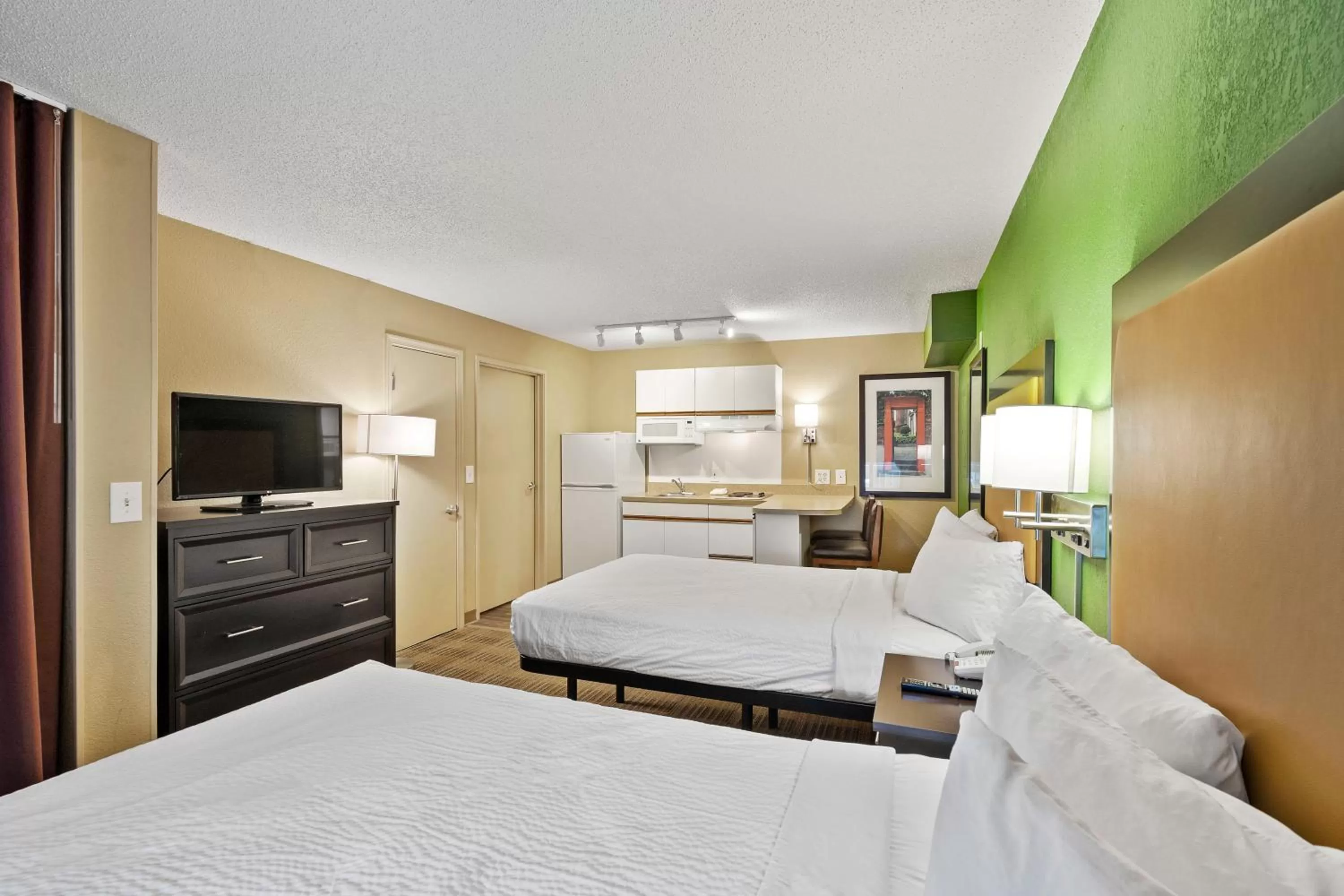 Photo of the whole room, Bed in Extended Stay America Suites - Washington, DC - Falls Church - Merrifield