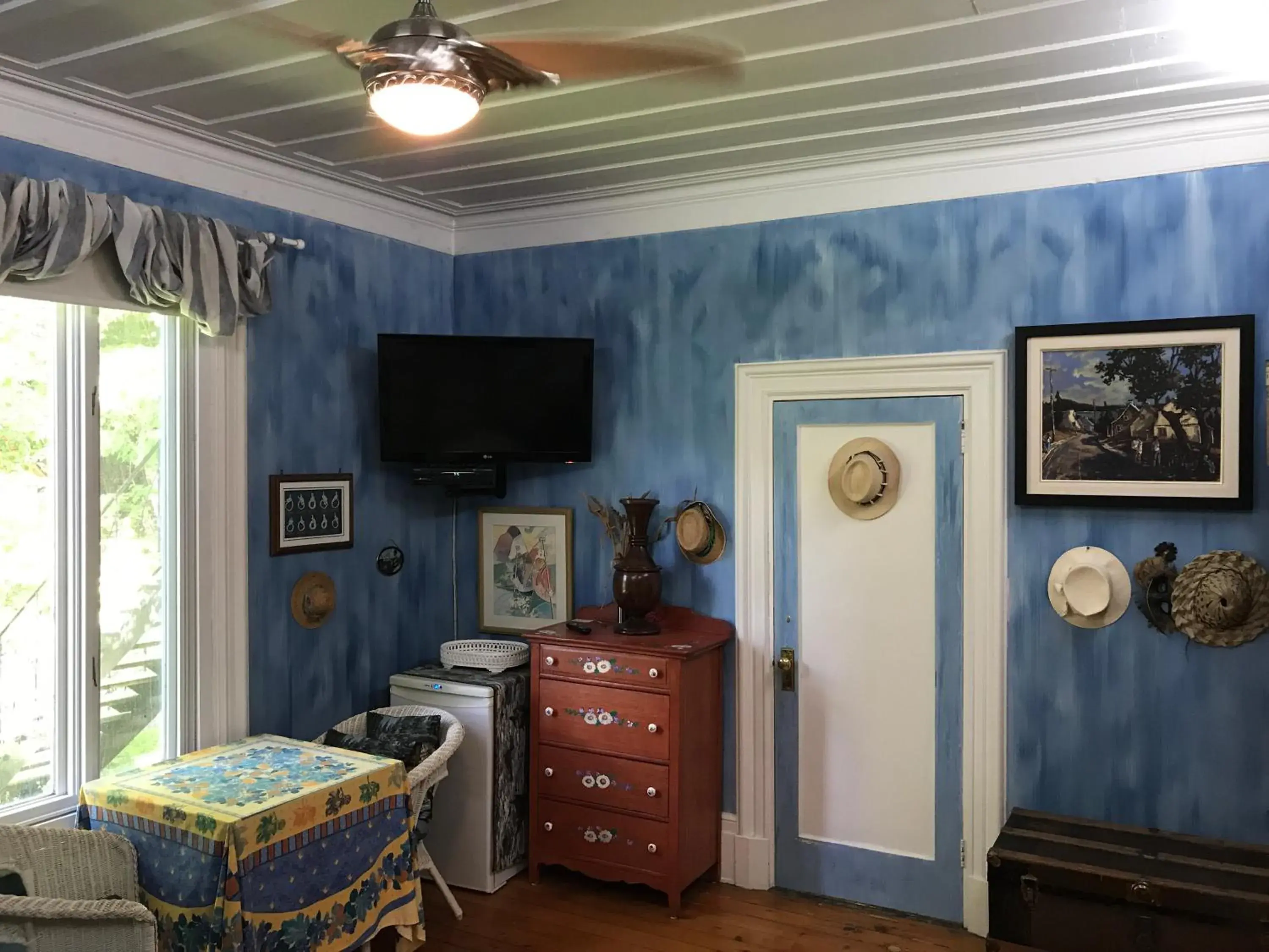 Bedroom, TV/Entertainment Center in Auberge du Sault-à-la-Puce