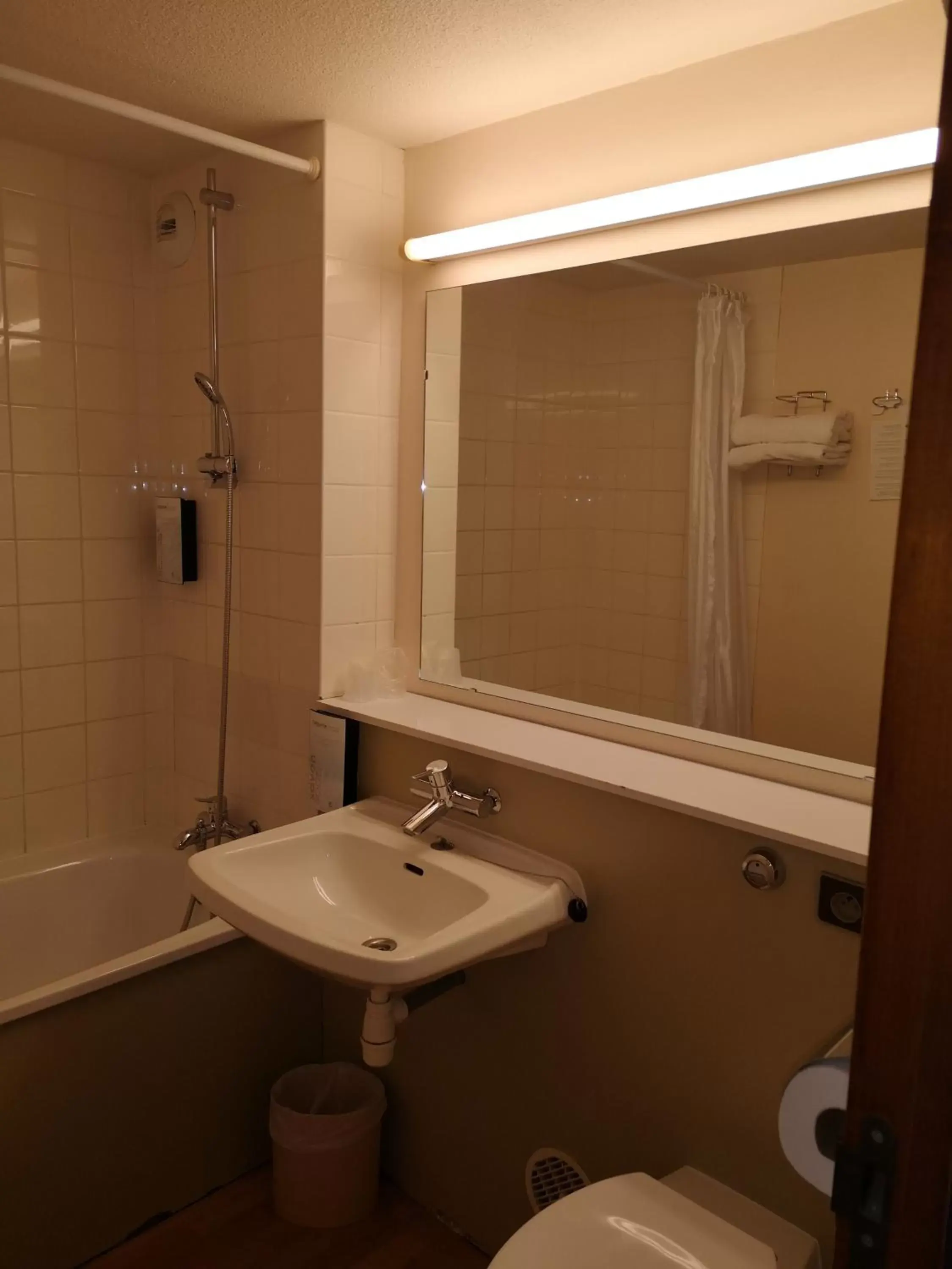 Bathroom in Campanile Angers Ouest - Beaucouzé