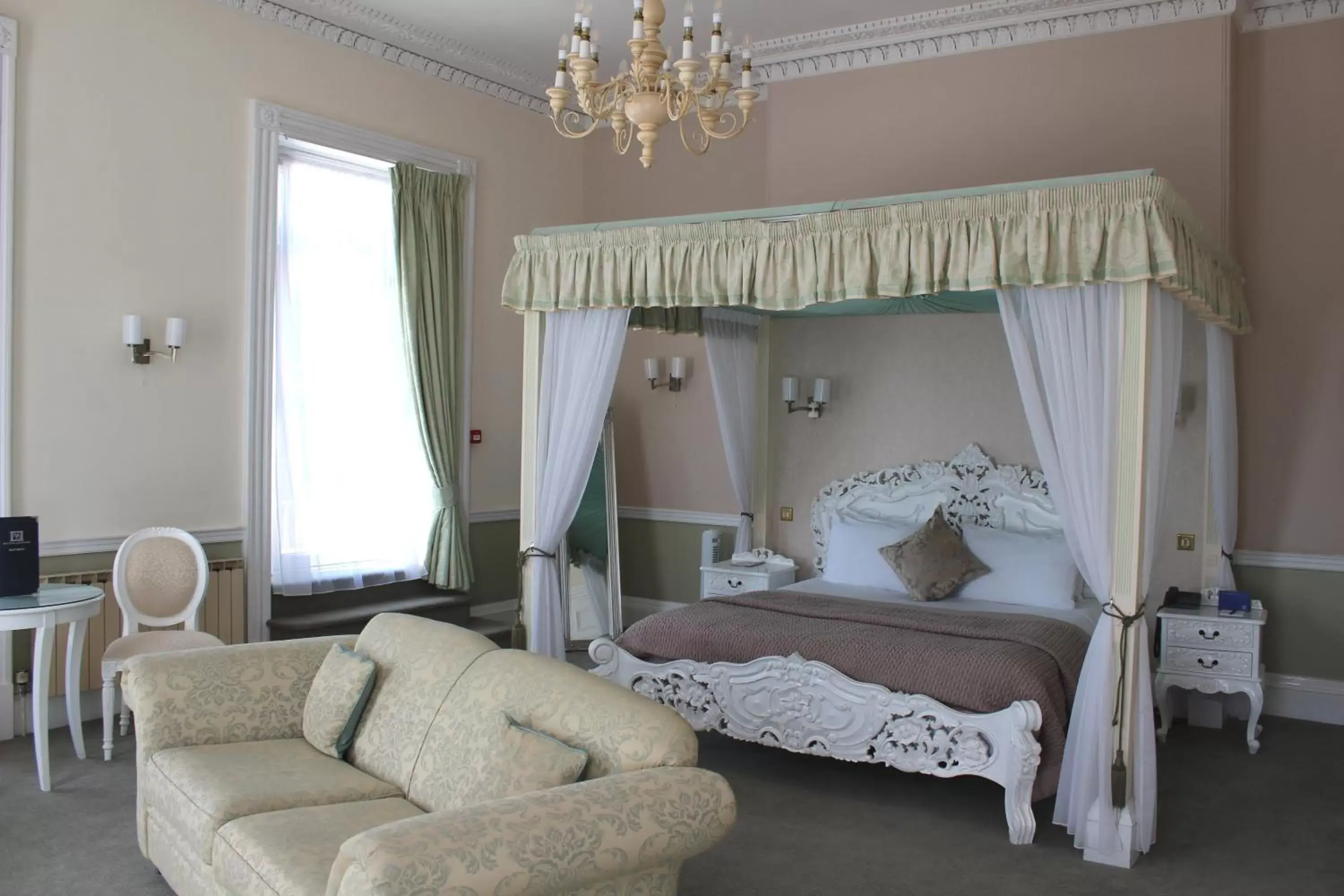 Other, Bed in Manor Of Groves Hotel