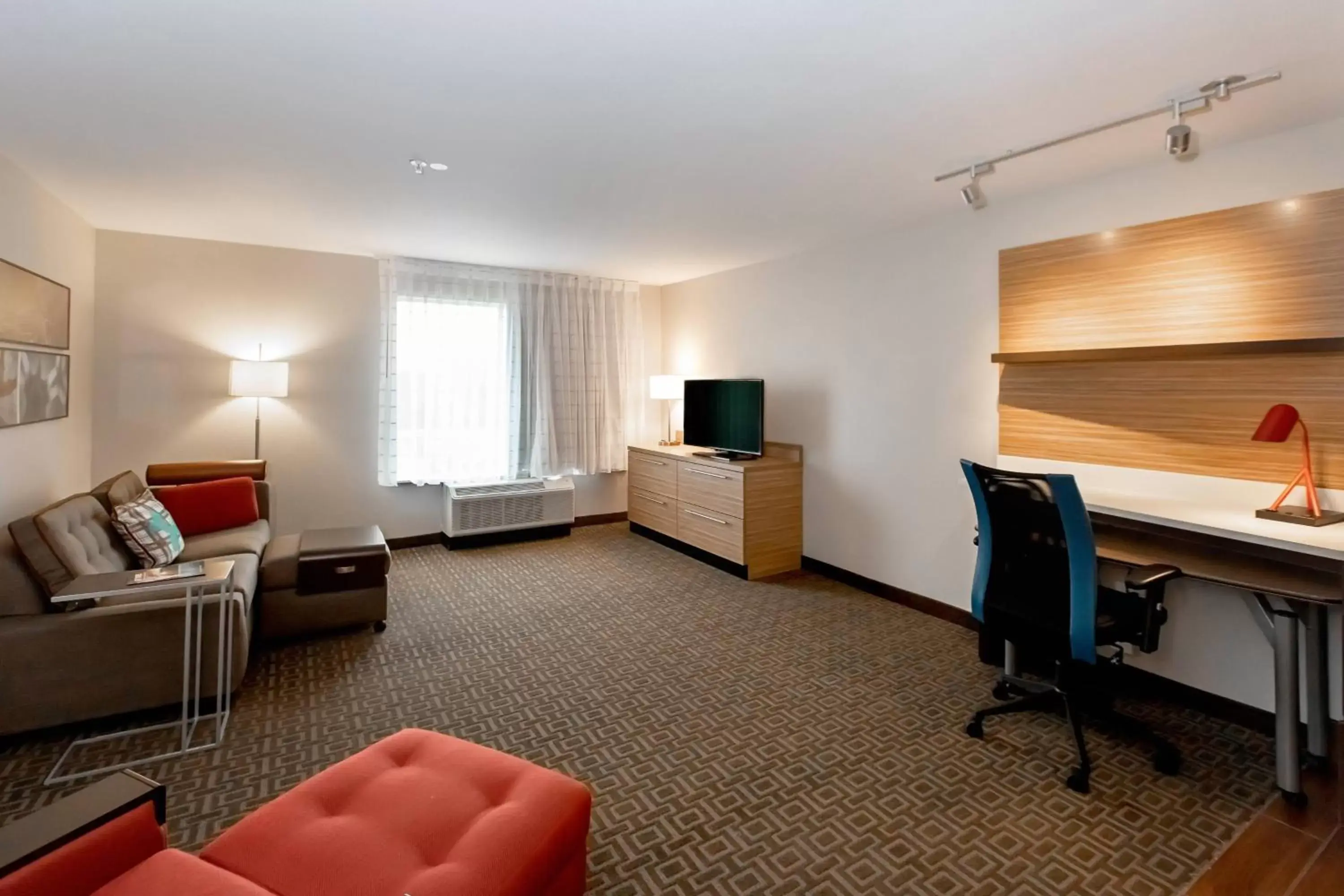 Living room, TV/Entertainment Center in TownePlace Suites by Marriott Louisville Airport