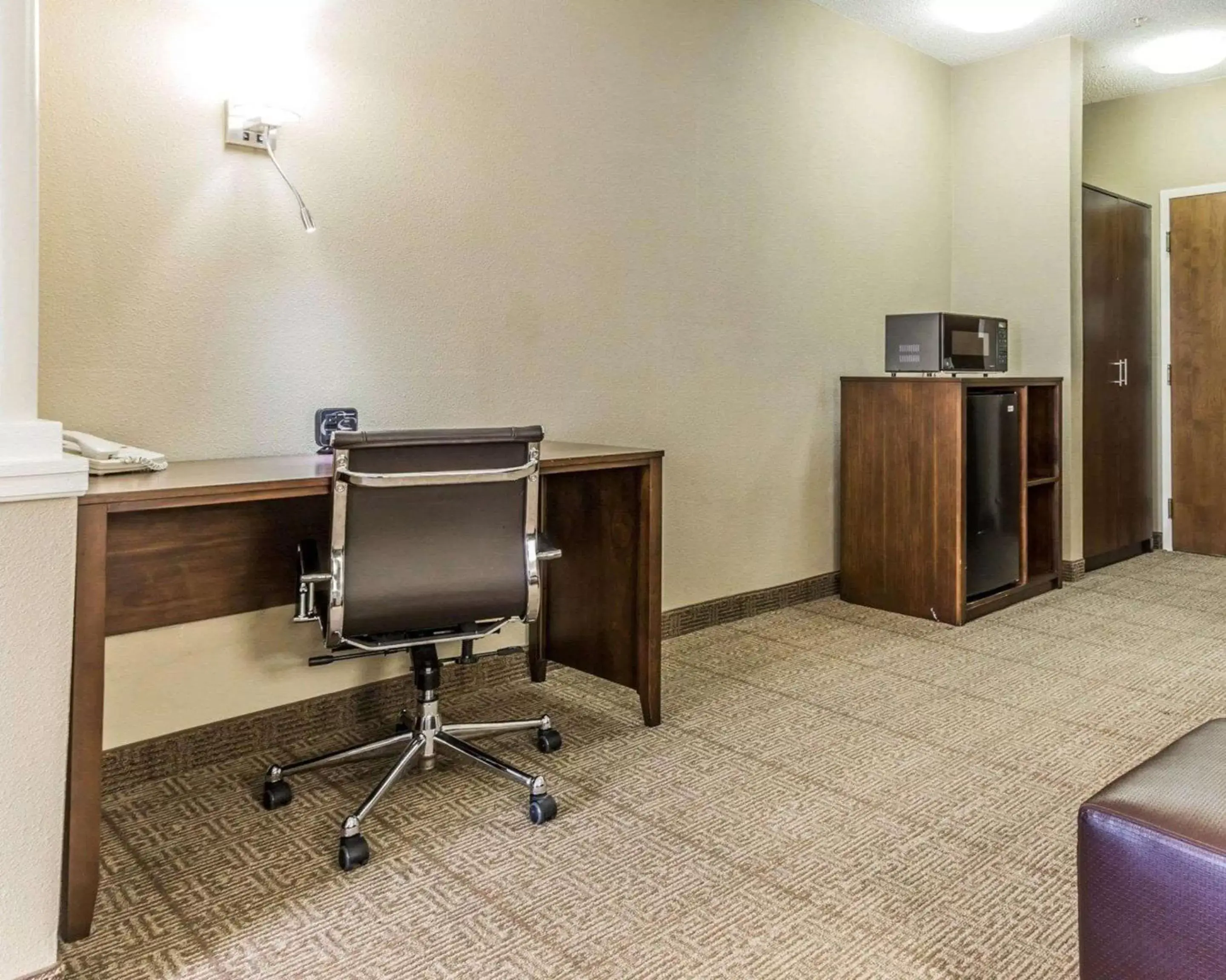 Photo of the whole room, Fitness Center/Facilities in Comfort Suites at Isle of Palms Connector