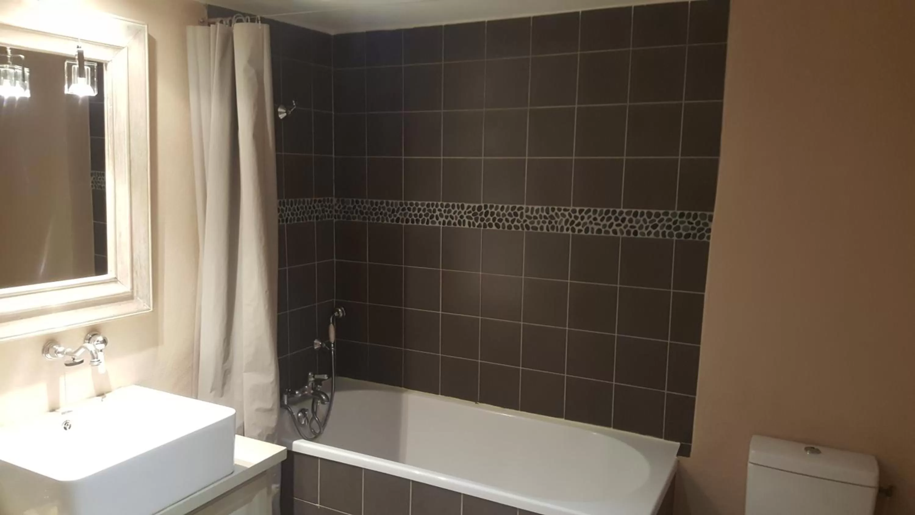 Bathroom in Le Couvent d'Hérépian - Hôtel & Spa