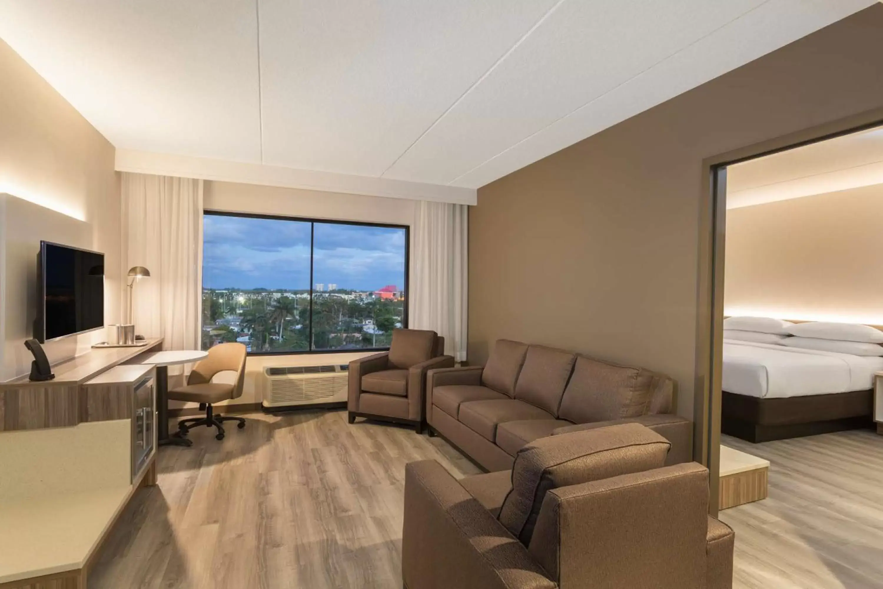 Living room, Seating Area in Wyndham Garden Ft Lauderdale Airport & Cruise Port