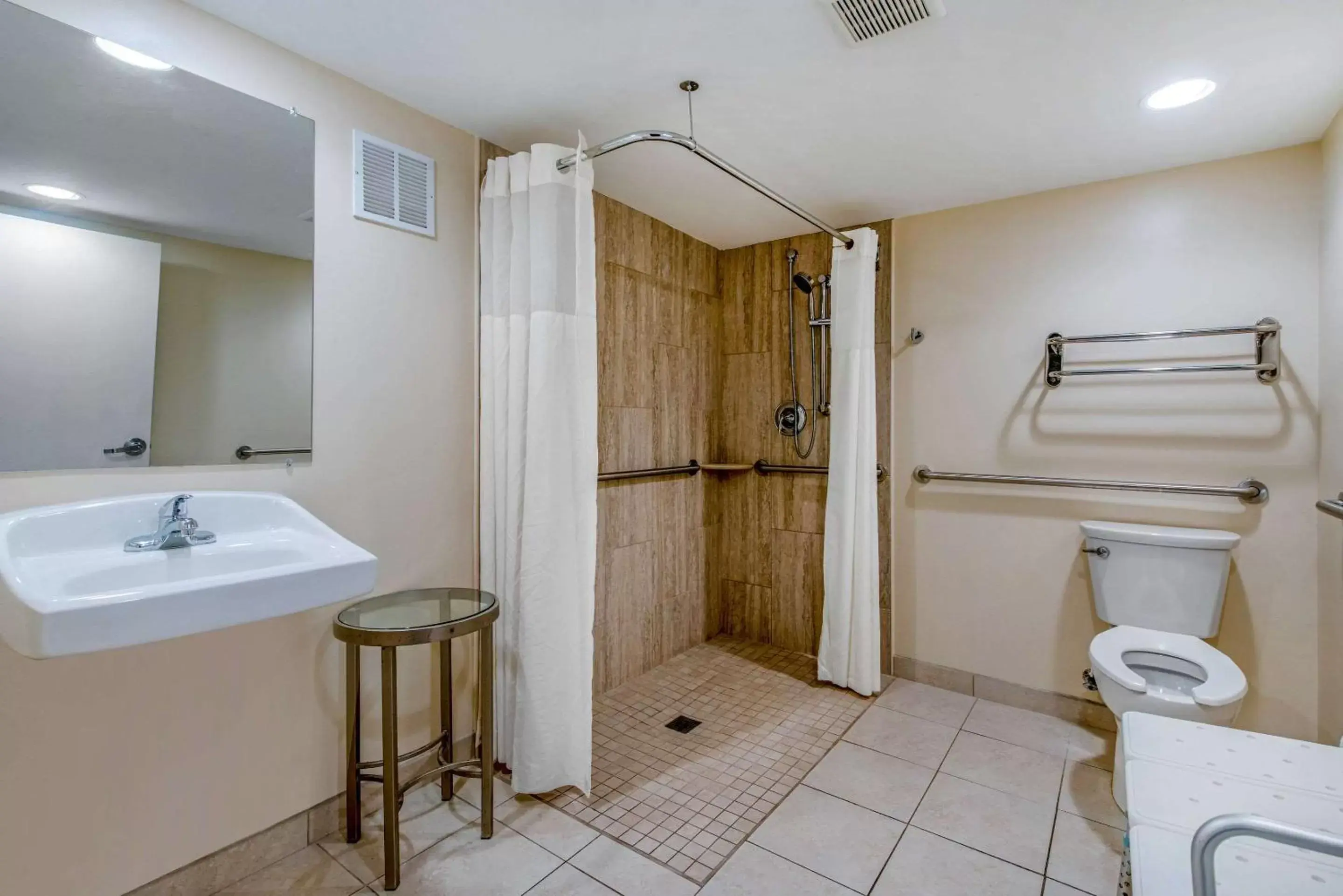 Bathroom in Quality Inn Savannah Historic District