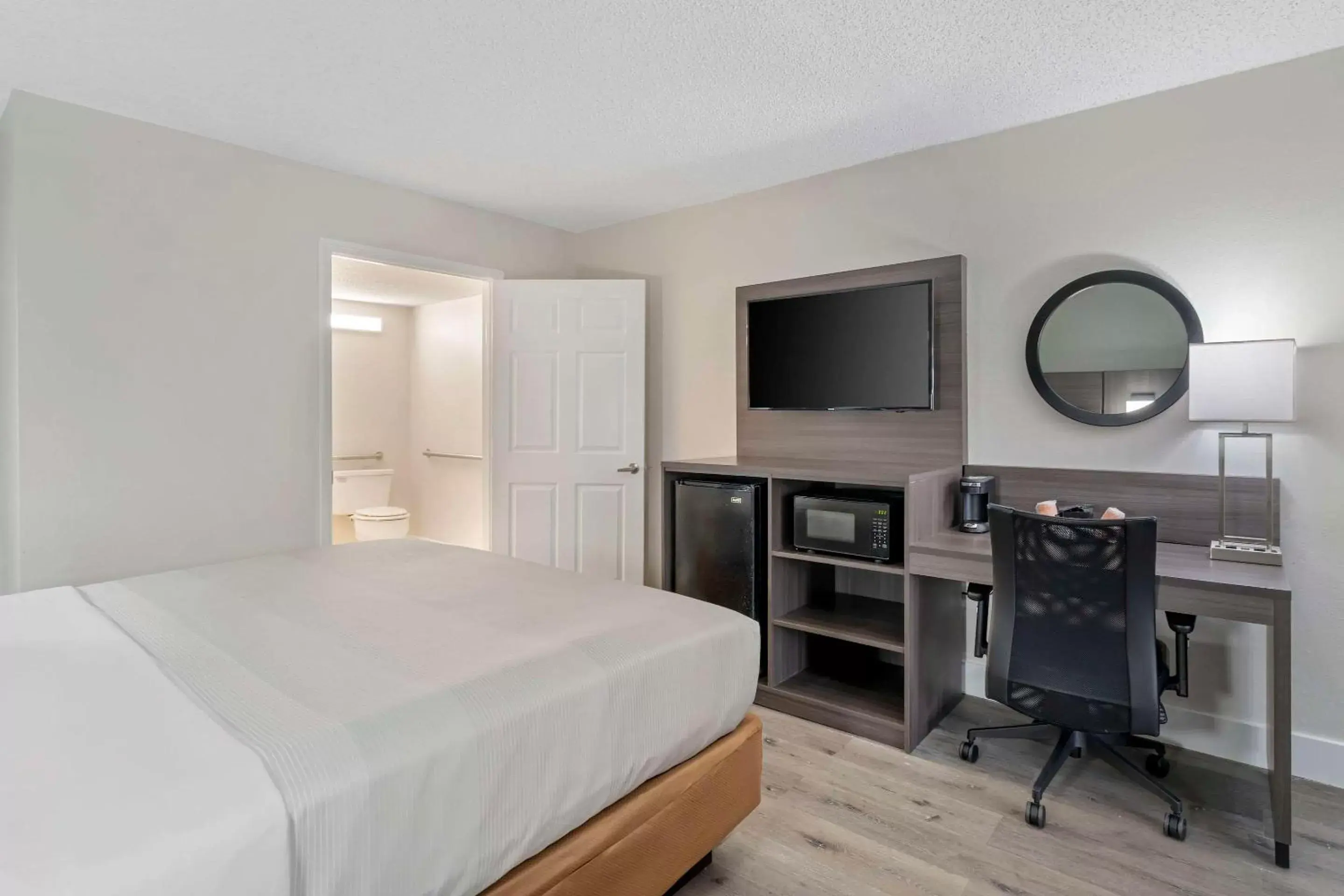 Bedroom, TV/Entertainment Center in Days Inn & Suites by Wyndham Orlando East UCF Area
