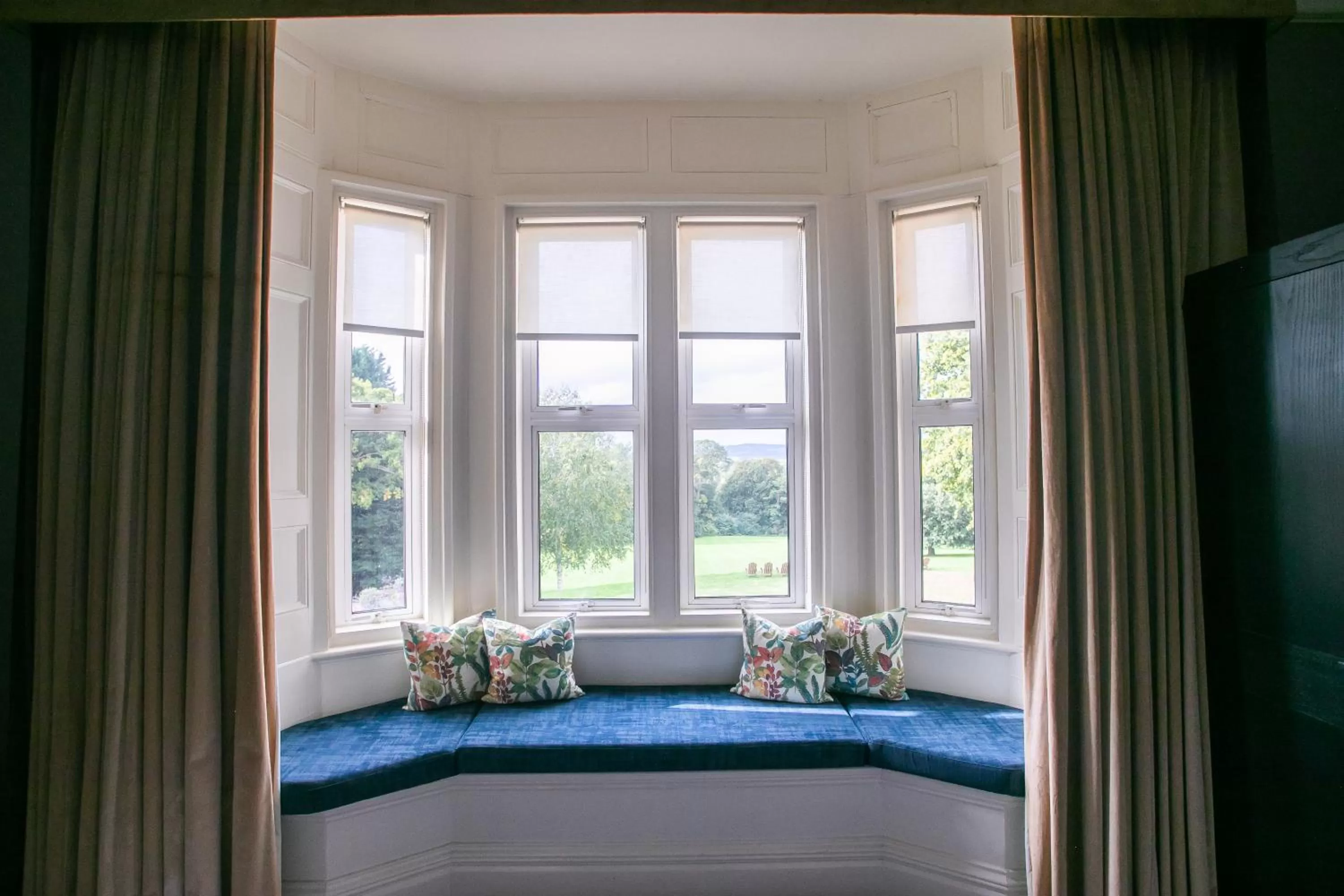 Garden view, Bed in Hartsfield Manor