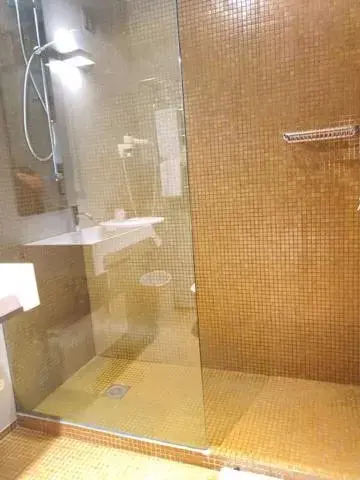 Shower, Bathroom in Hotel Casa Poli